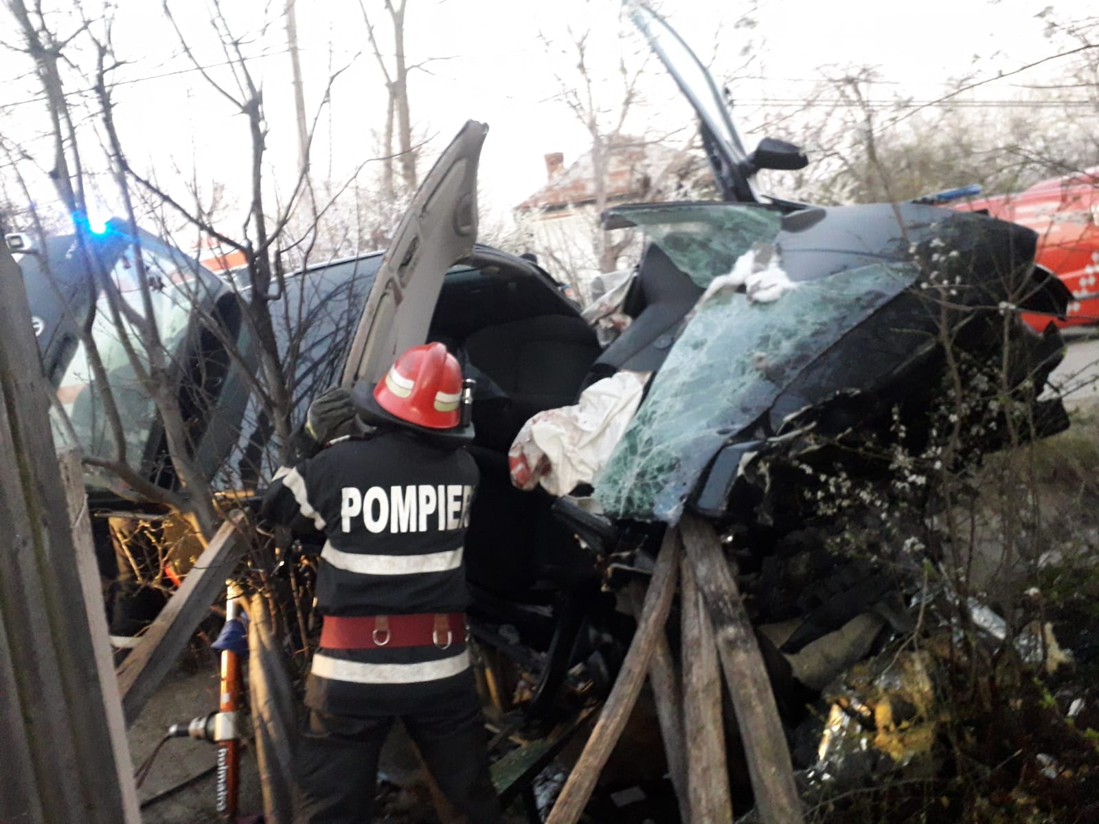 UPDATE / Bilanțul morților a crescut la trei, după ce o mașină a lovit un cap de pod în Vâlcea. Șoferul care a provocat accidentul era băut