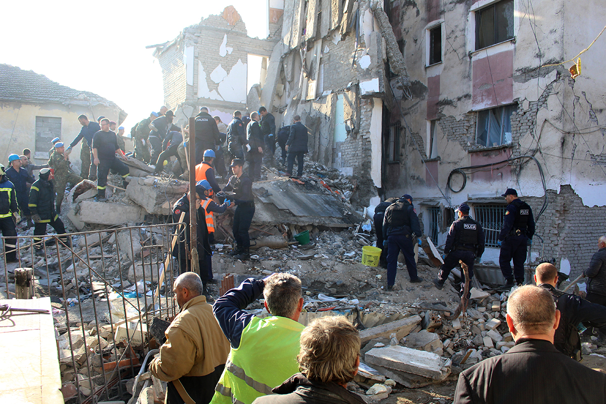 Cutremur devastator în Albania: 40 de morți și 658 de răniți. Momentul în care s-a produs seismul, surprins de camerele de supraveghere