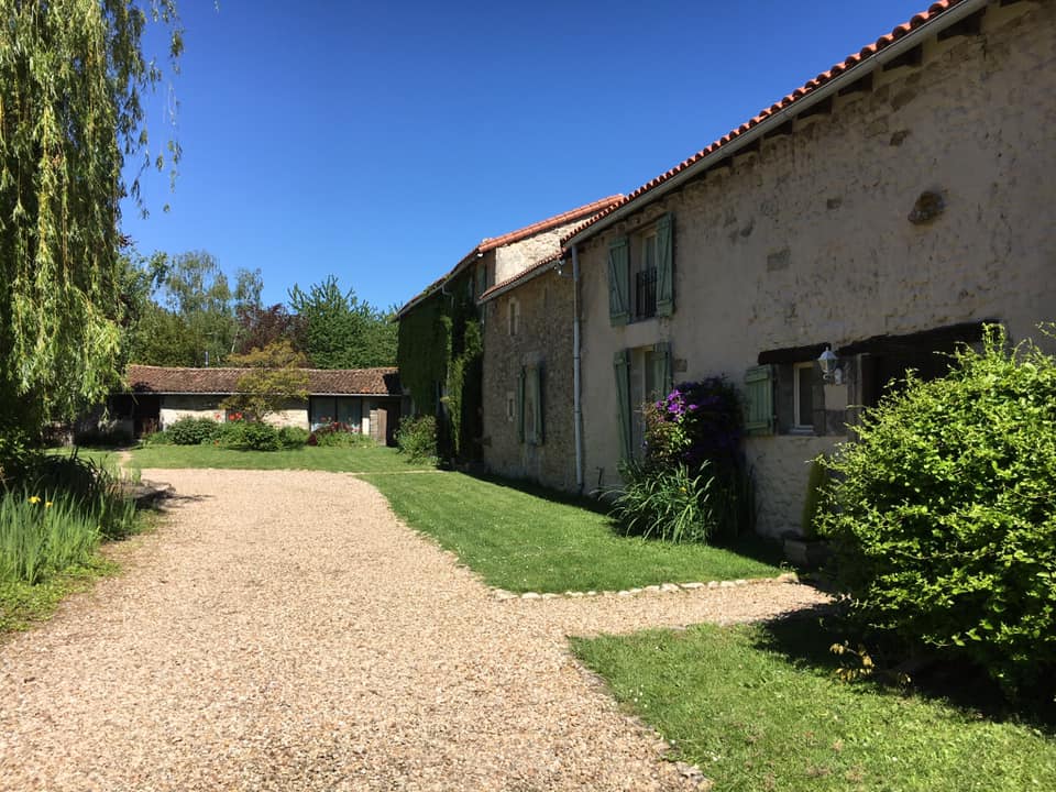 După ce au fost concediați, soții britanici și-au vândut casa din Manchester și au cumpărat un cătun în Franța, pe care l-au transformat în sat de vacanță