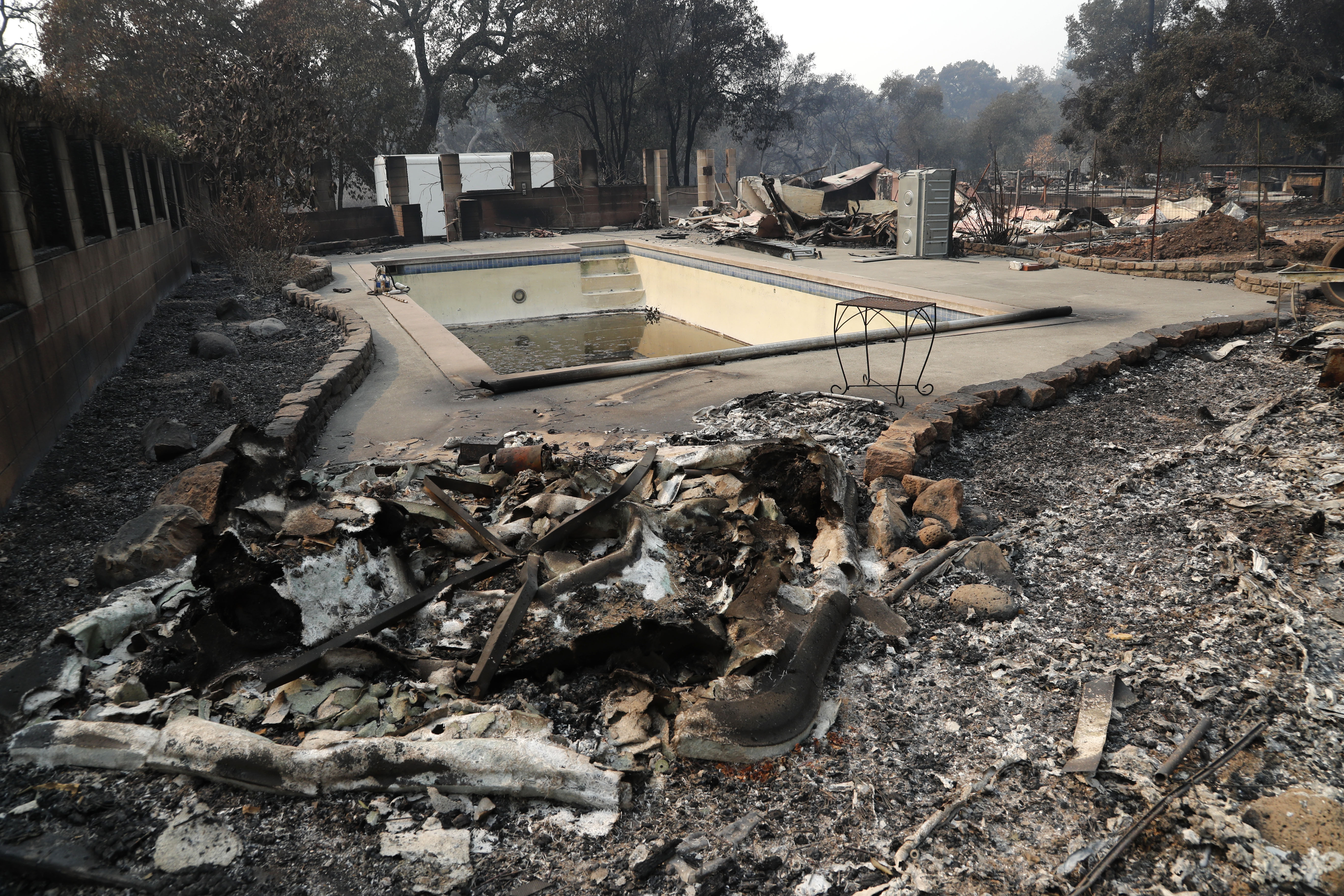 GALERIE FOTO| Incendii devastatoare în California. Cel puțin 23 de persoane au murit, mii de case și terenuri au fost distruse de foc