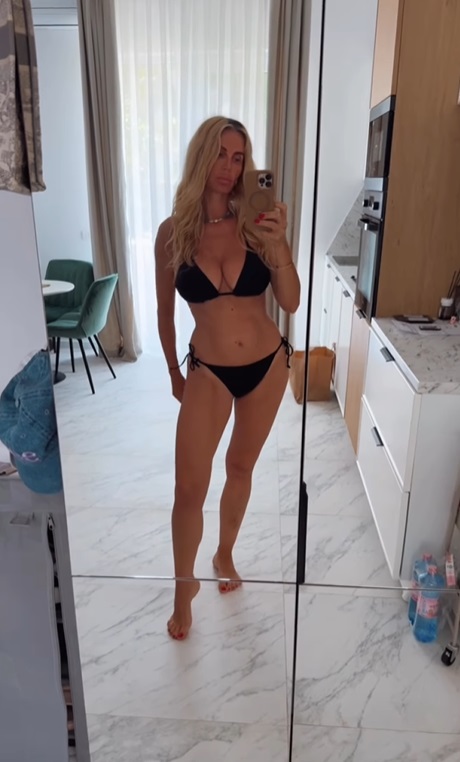 Imagini îndrăznețe cu Andreea Bănică într-o rochie complet transparentă. Artista și-a lăsat toate formele la vedere