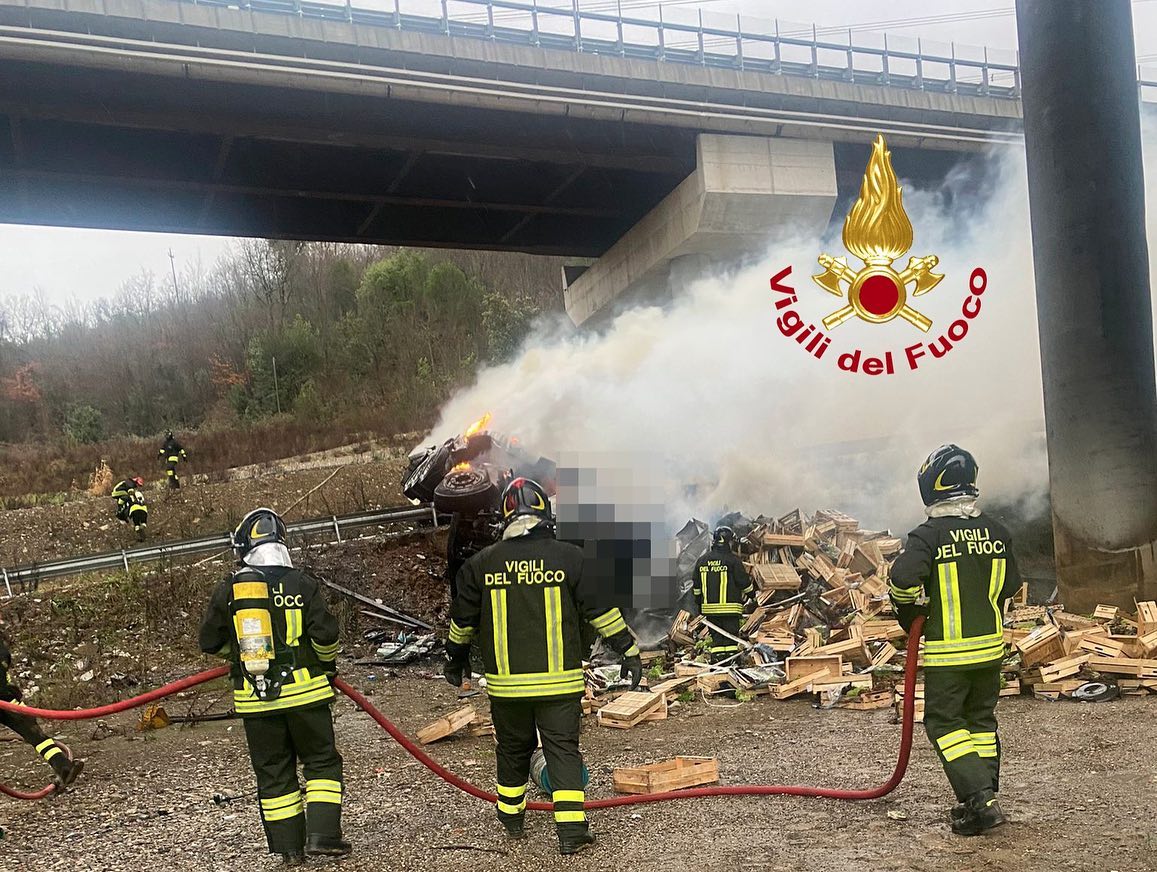 Momentul în care un camion explodează, când cade de pe un viaduct, a fost filmat. Șoferul a murit, pe o autostradă din Italia