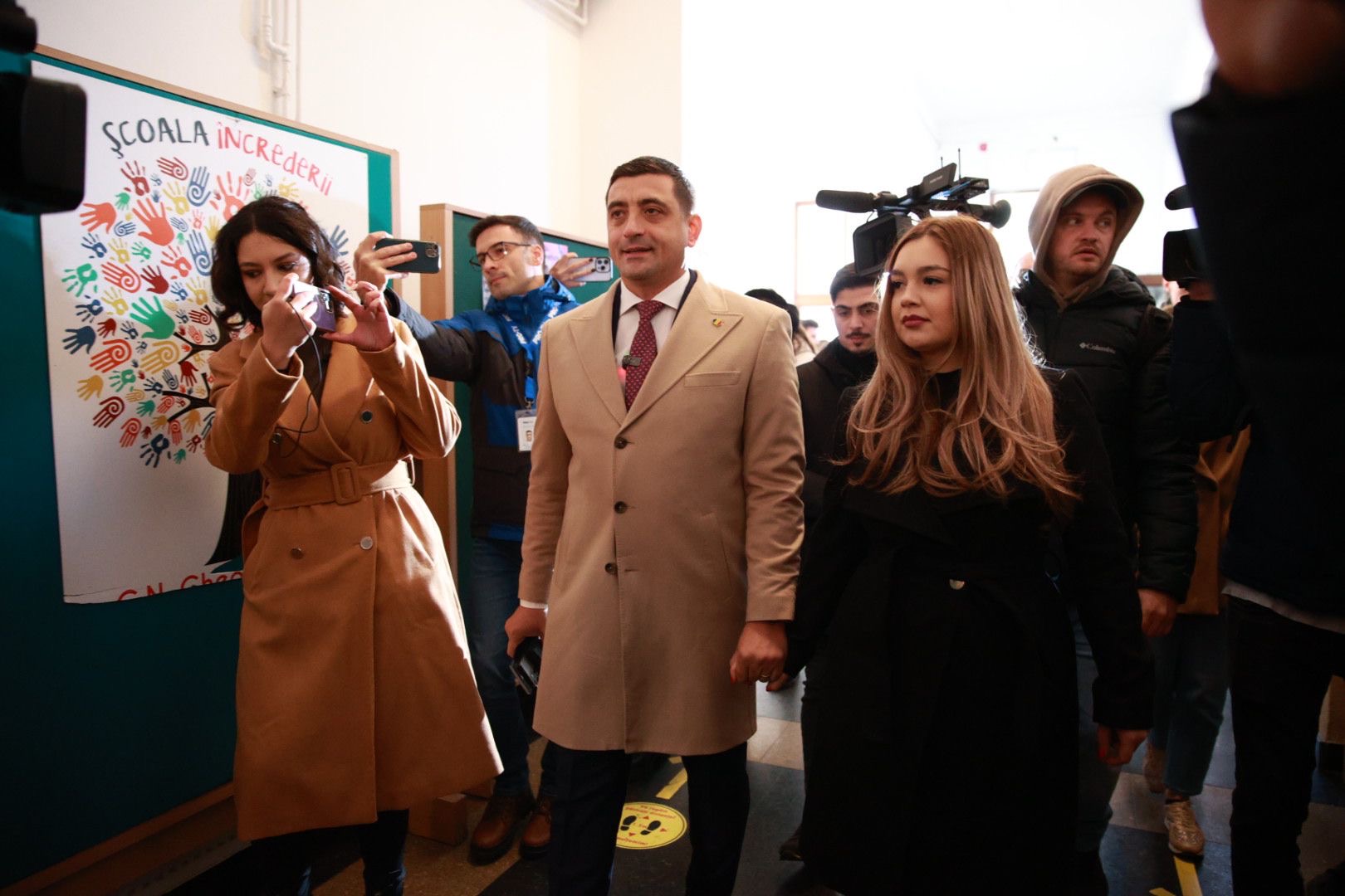 Soția lui George Simion, în negru din cap până în picioare în ziua alegerilor prezidențiale. Gestul făcut de Ilinca Simion în secția de vot