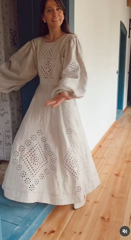 Dana Rogoz a făcut turul casei de la Viscri și a arătat cum este în interior. Patul din dormitor a atras atenția tuturor. E spectaculos