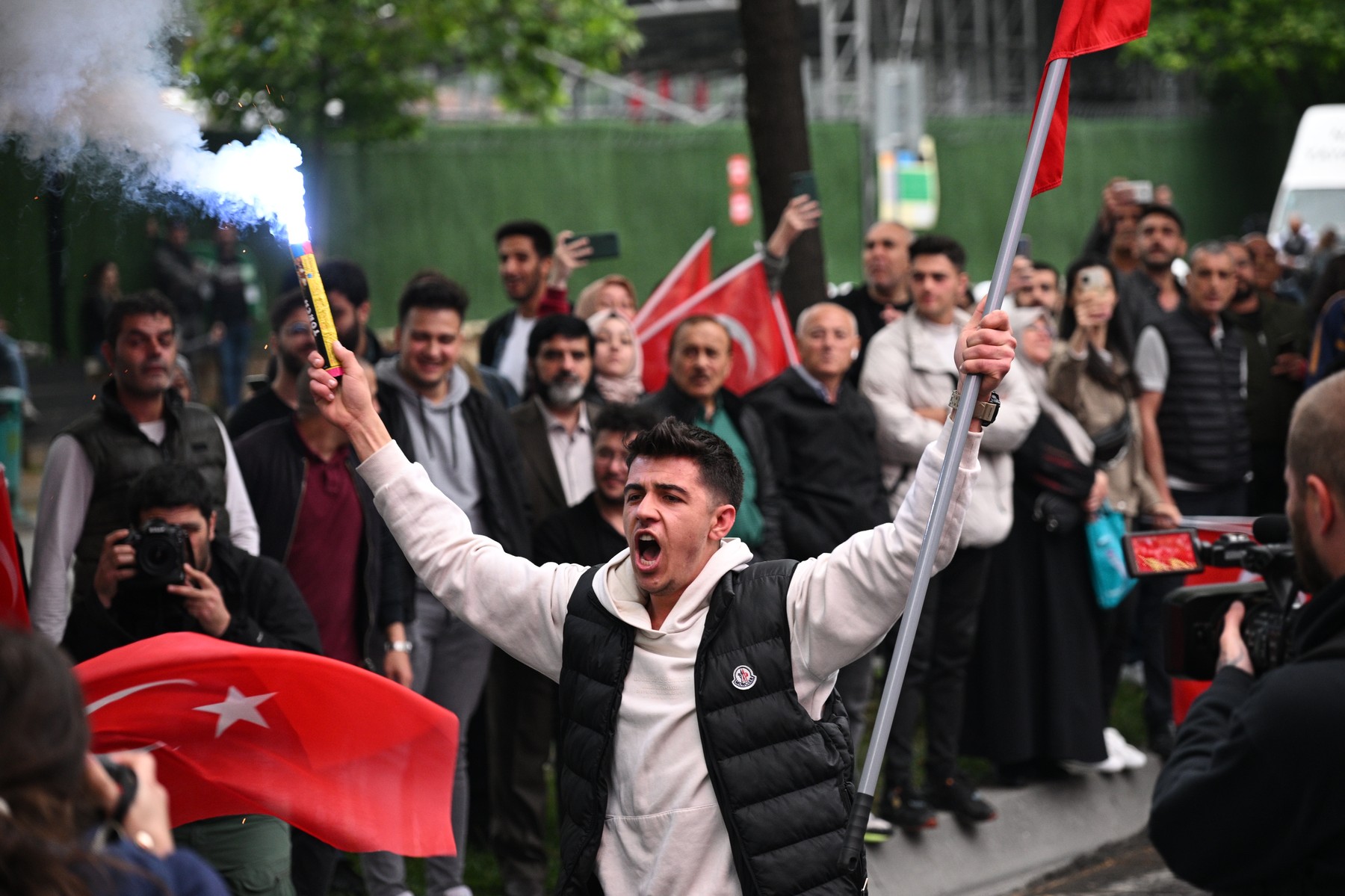 Susținătorii lui Erdogan au ieșit să sărbătorească în stradă înainte ca acesta să-și revendice victoria, siguri de avansul liderului turc