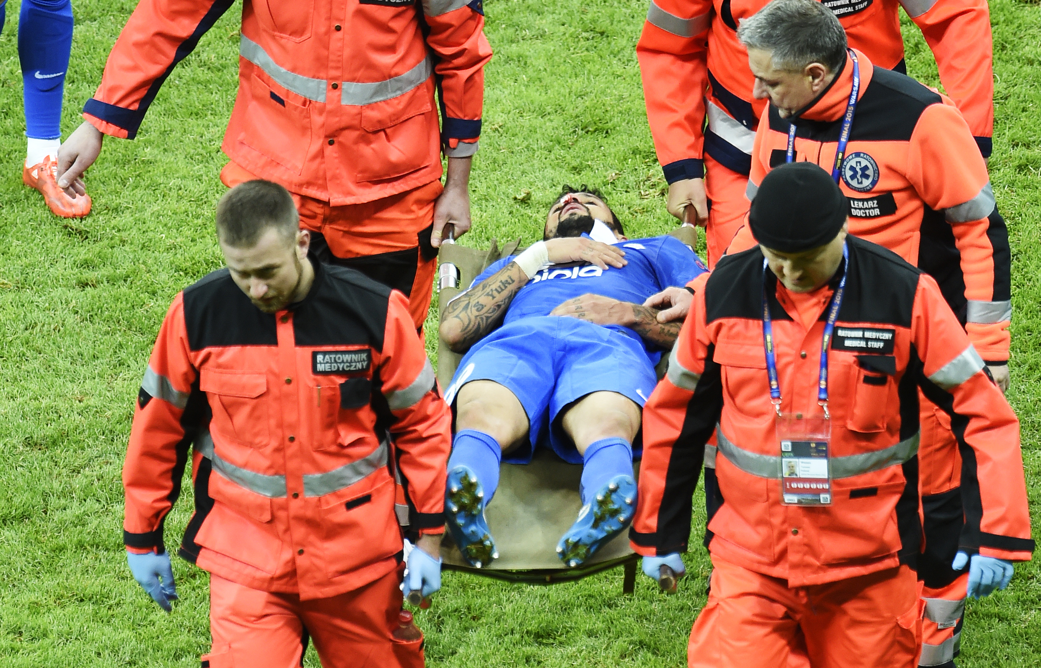 Șoc și groază în finala Ligii Europa! Matheus s-a prăbușit subit pe teren, iar medicii au intervenit de urgență / GALERIE FOTO & VIDEO