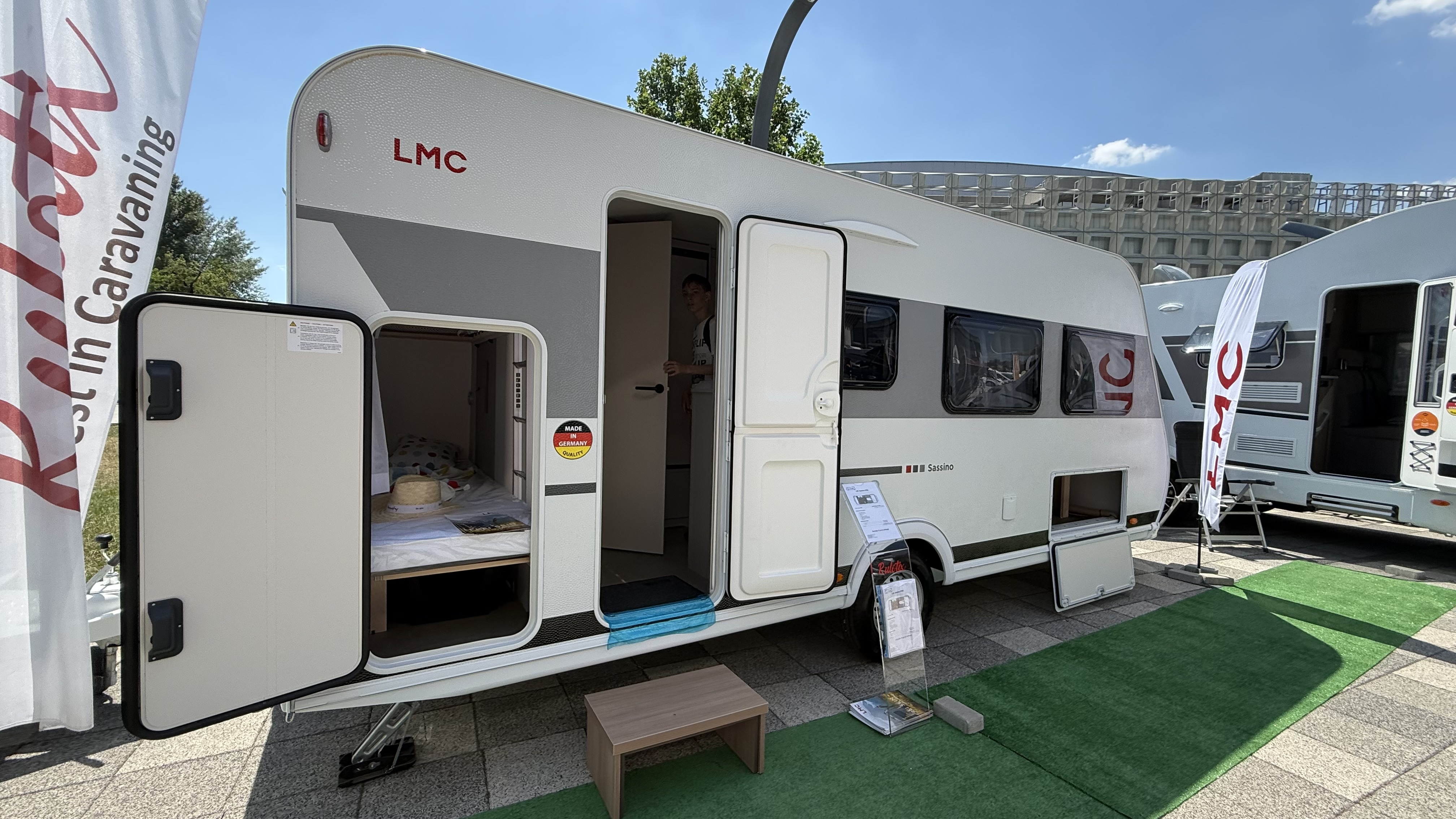 Românii renunță la hotelurile de cinci stele și aleg „apartamente pe roți”. Cât costă cel mai scump model și ce facilități are