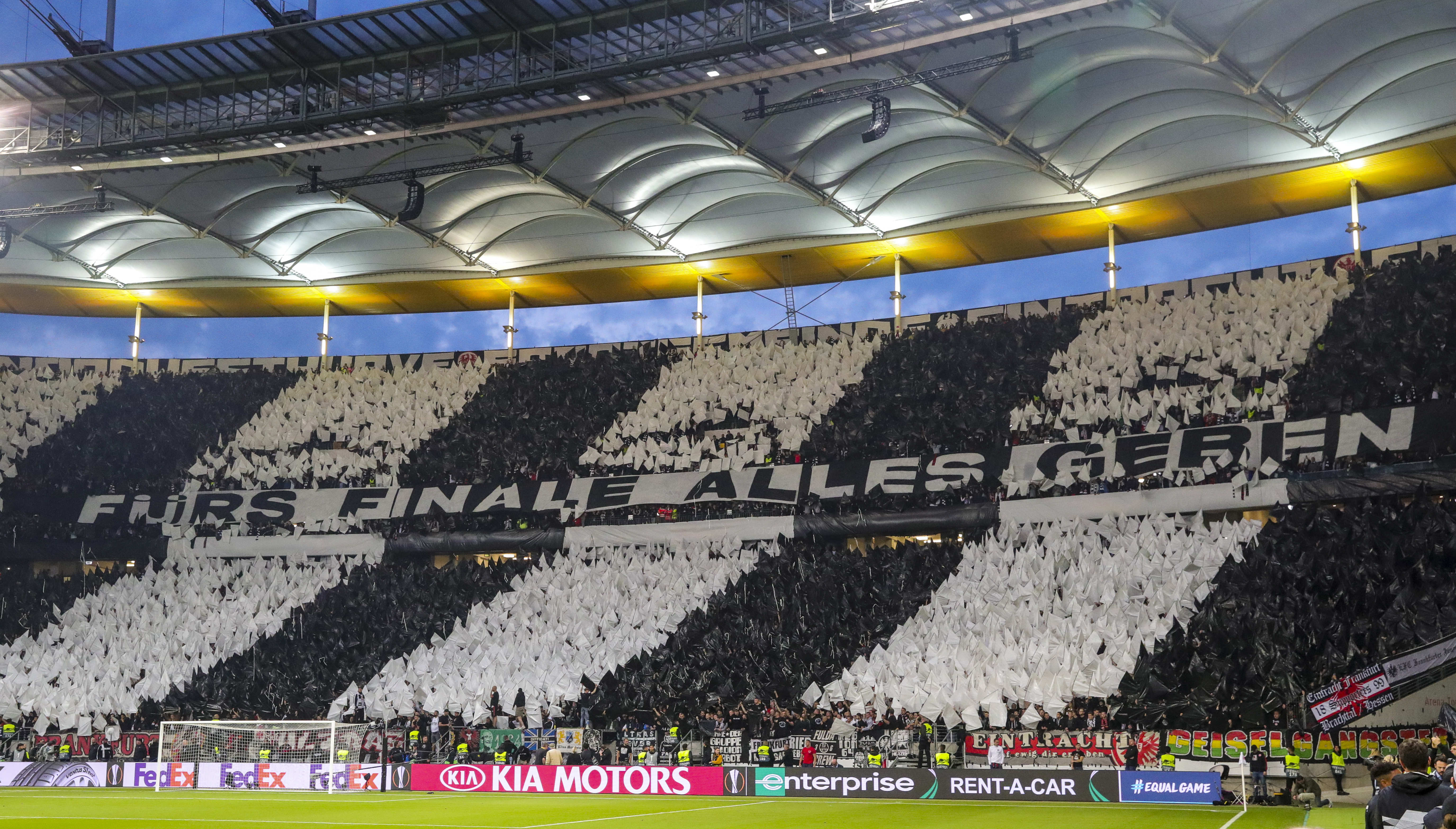 Fanii au făcut spectacol în tribune la meciurile din manșa tur a semifinalelor Champions League și Europa League. Spectatori cât la 14 meciuri din Liga 1  | GALERIE FOTO