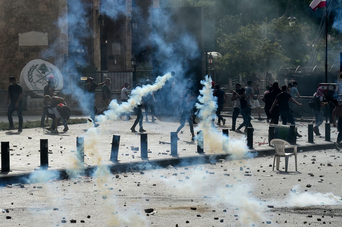 Proteste violente în Beirut | Manifestanții au ocupat mai multe ministere. Peste 200 de persoane au fost rănite, iar un polițist a fost ucis