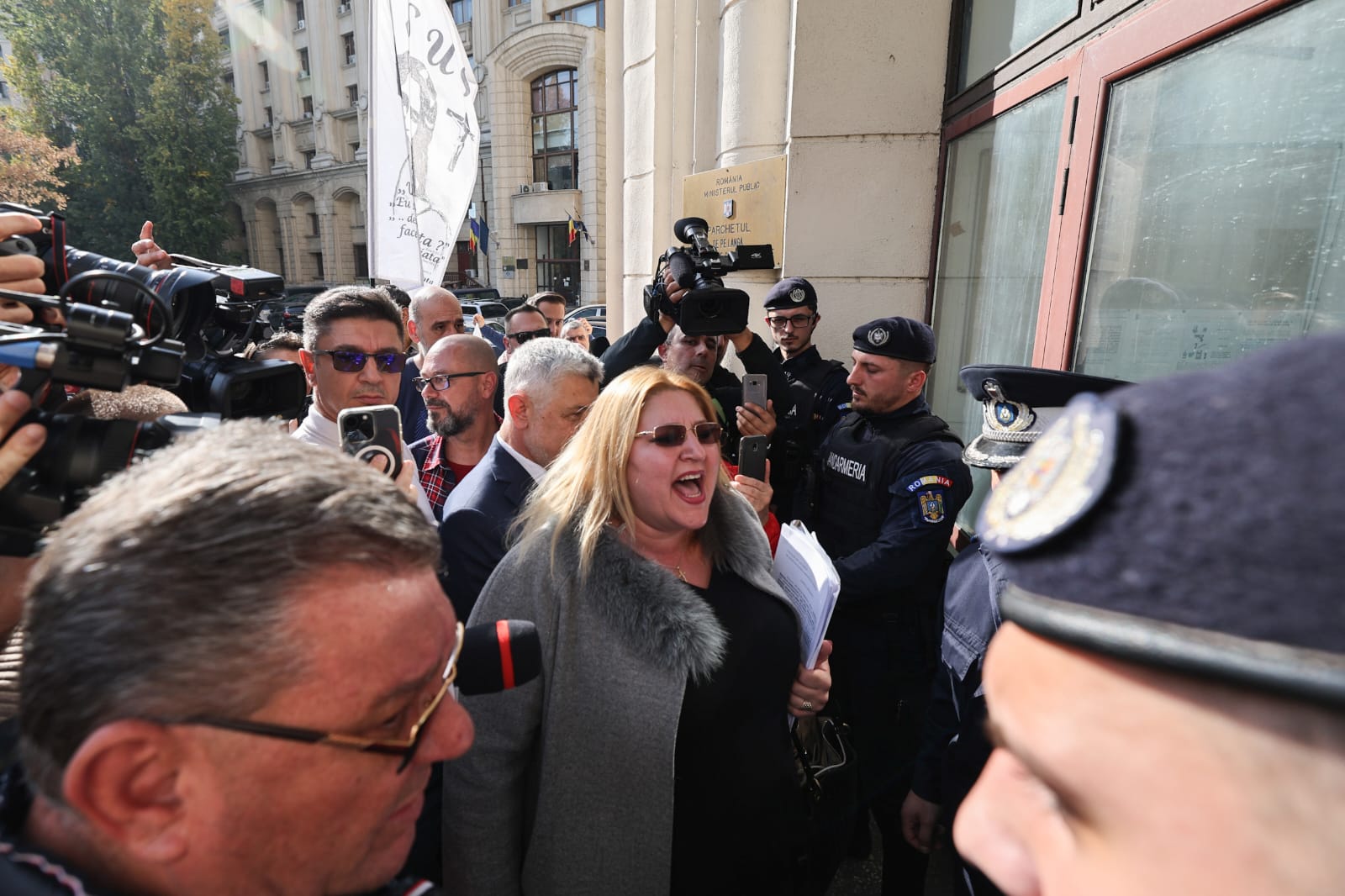 Diana Șoșoacă n-a fost lăsată să intre în Parchetul General, ca să depună plângere împotriva judecătorilor CCR
