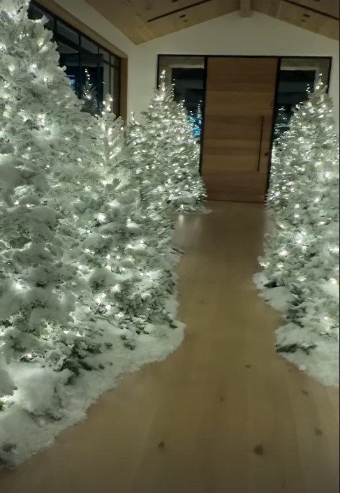 Imagini cu casa lui Kim Kardashian împodobită de Crăciun. Decorul extravagant pe care l-a ales în acest an