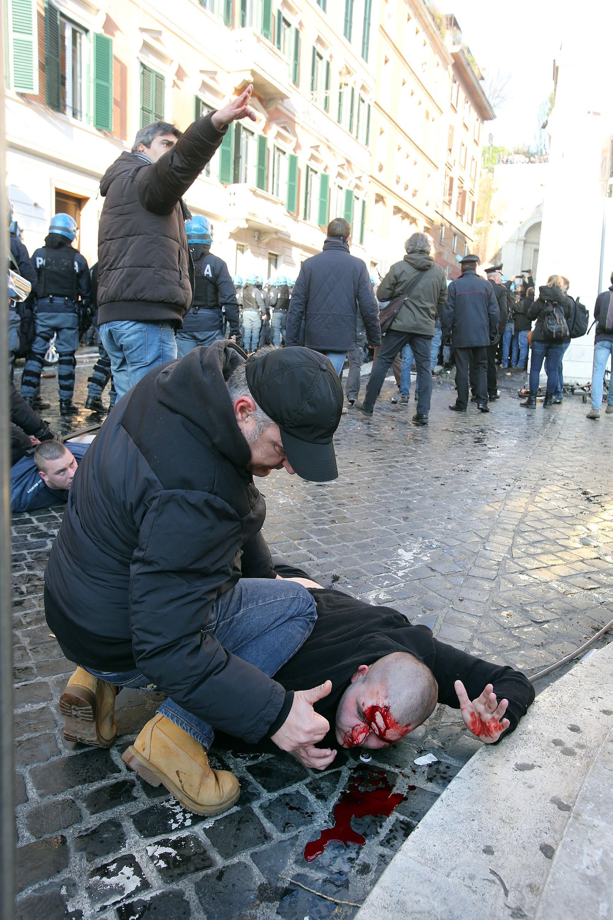 Barbarii din galeria lui Feyenoord au făcut prăpăd la Roma! / GALERIE FOTO