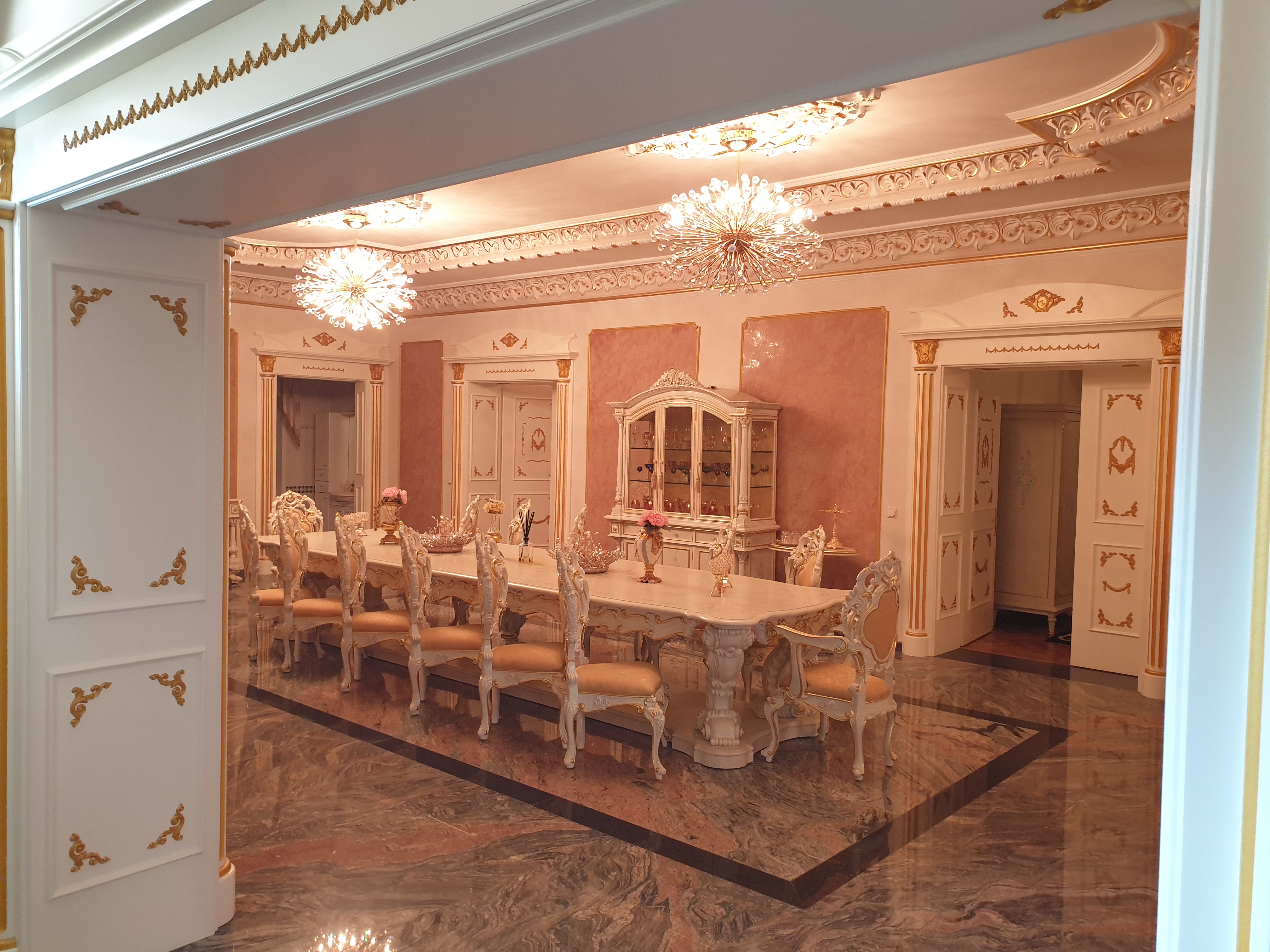 Palatul din Timișoara „naționalizat” de Dominic Fritz și locuit de clanul Momiță. De ce a respins Judecătoria Arad evacuarea