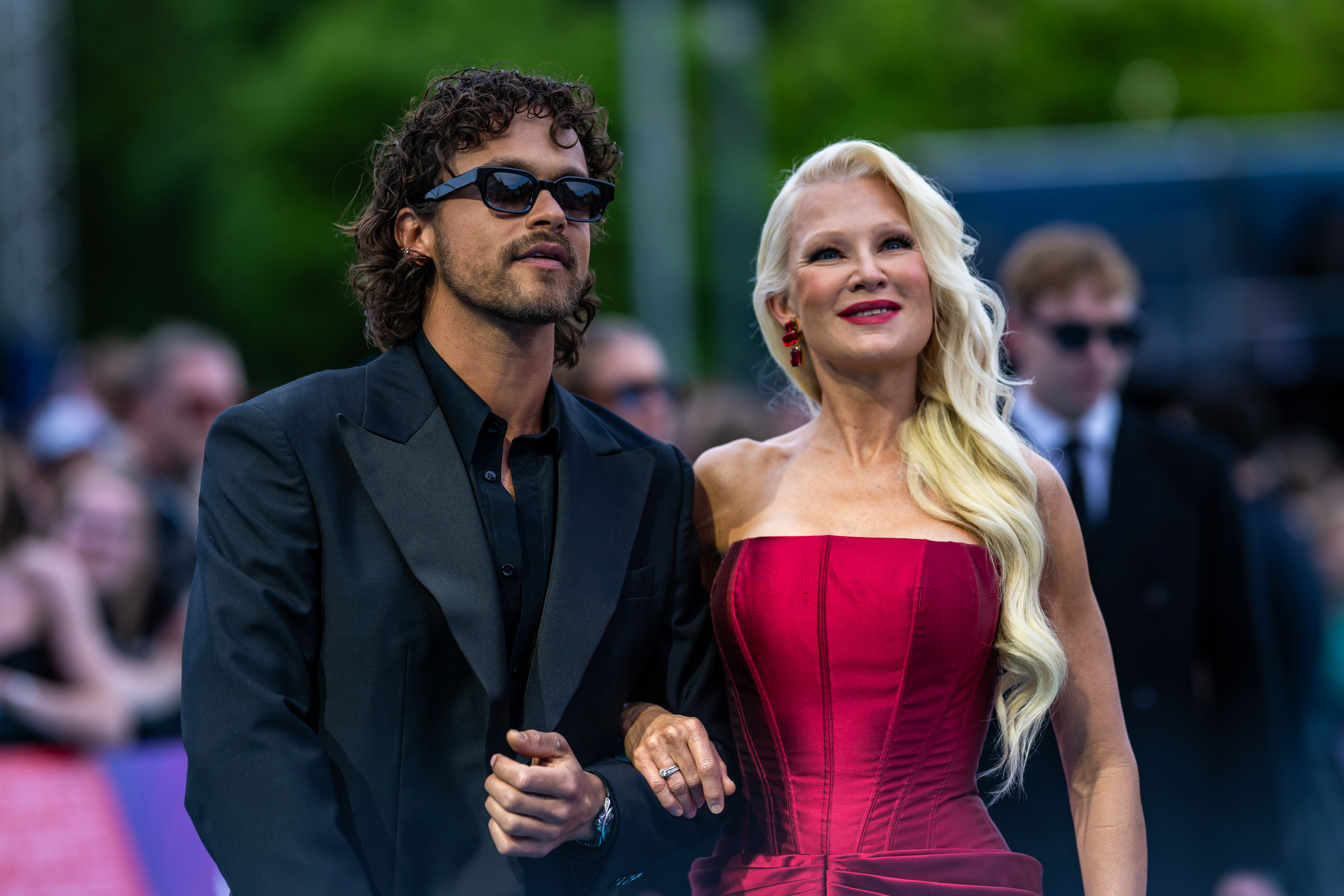 Cine sunt Linda Lampenius și Pete Parkkonen, favoriții Eurovision 2026. Finlanda mizează pe un show spectaculos cu flăcări și vioară live
