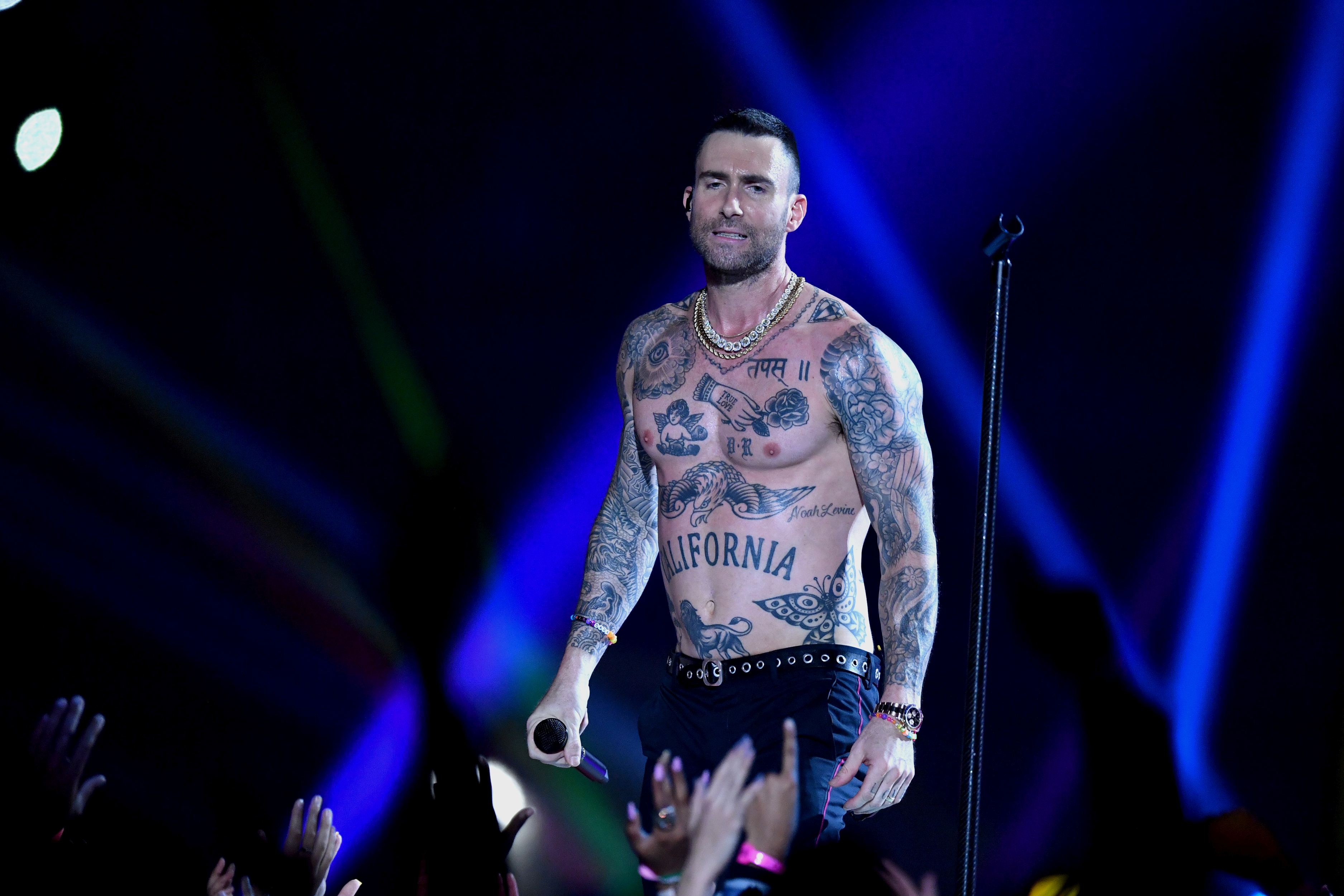 FOTO | Adam Levine, show la bustul gol în pauza Super Bowl 2019. Reacția fanilor a fost neașteptată