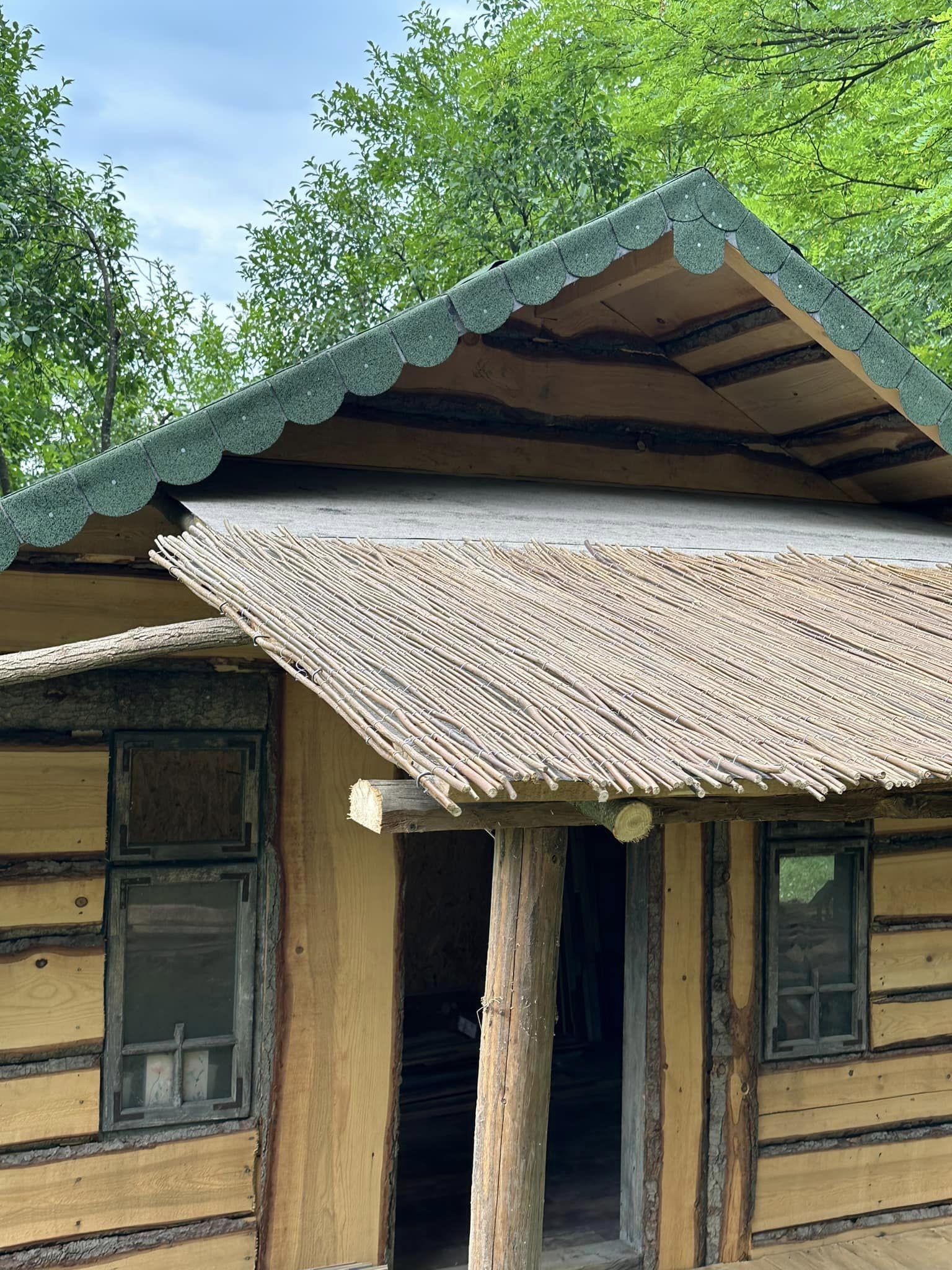 Cabana din pădure a Mihaelei Bilic e aproape gata. Ce modificări a făcut: „Ca să nu o mai bată soarele și ploaia, prispa mea a primit un cozoroc”