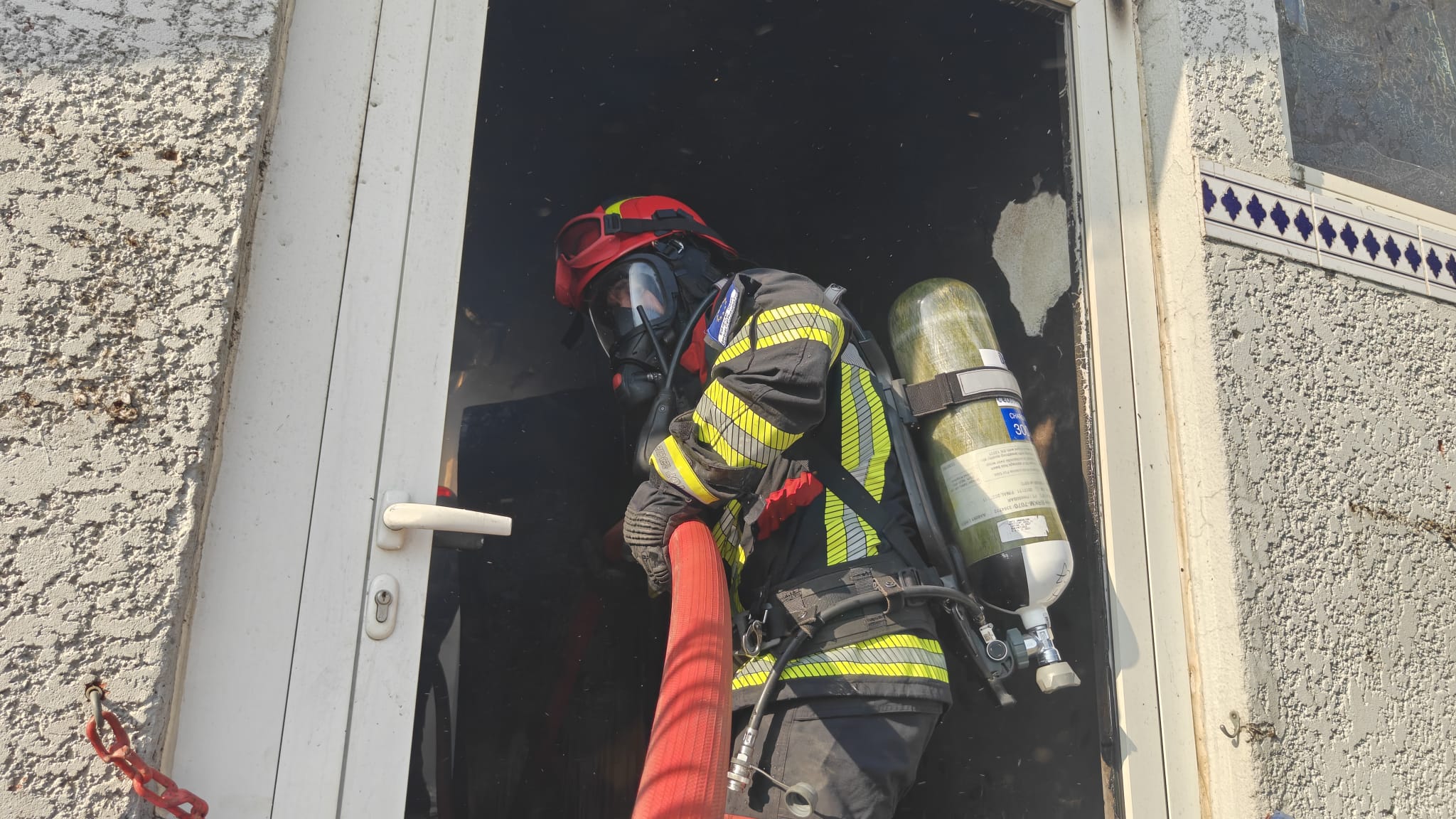 Pompieri români, la datorie în Franța pentru stingerea unui incendiu de vegetație care a afectat un camping. Peste 150 de butelii GPL, evacuate
