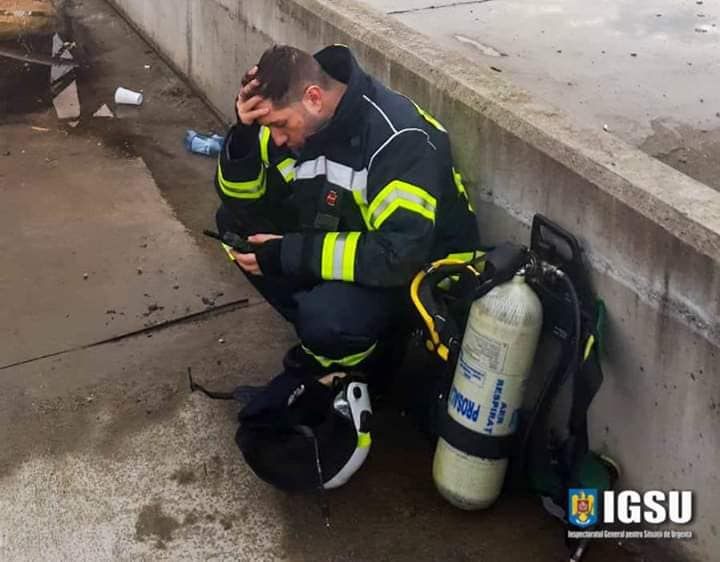 Mesajul emoționant al fiicei unui pompier care se luptă cu incendiul de la fabrica din Alba Iulia. „Chiar dacă tot pleci de acasă, te iert”