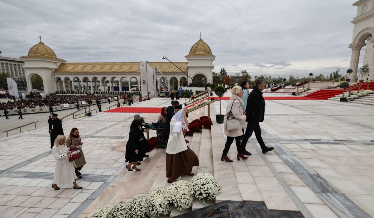 Ceremonia de sfințire a picturii Catedralei Mântuirii Neamului. Peste 12.500 de oameni, printre care Nicușor Dan, Ilie Bolojan, Traian Băsescu și Emil Constantinescu, au fost martori la citirea actului de sfințire