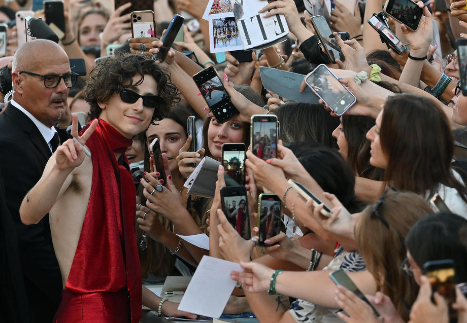 Timothée Chalamet, cu spatele gol la Festivalul de Film de la Veneția. Tânărul actor a ales și la acest eveniment o ținută excentrică