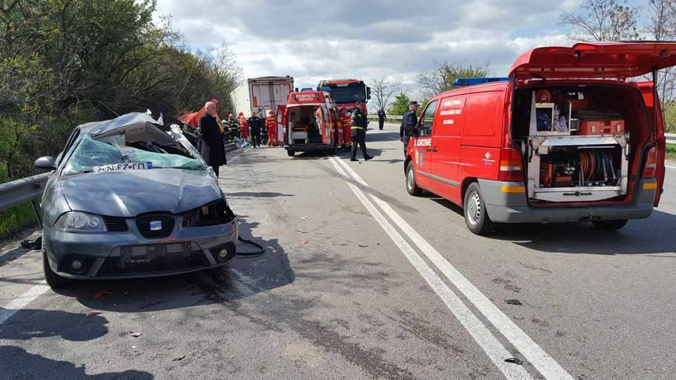 UPDATE | Județul Olt: Șoferul TIR-ului care a provocat accidentul avea permisul suspendat de trei ore, circula cu anvelope reșapate și nu respectase timpii de odihnă