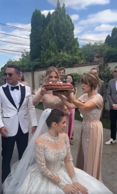 Cum a apărut soția lui Mugur Mihăescu la nunta fiicei lor. O prezență discretă în showbiz, Rodica nu și-a putut stăpâni lacrimile