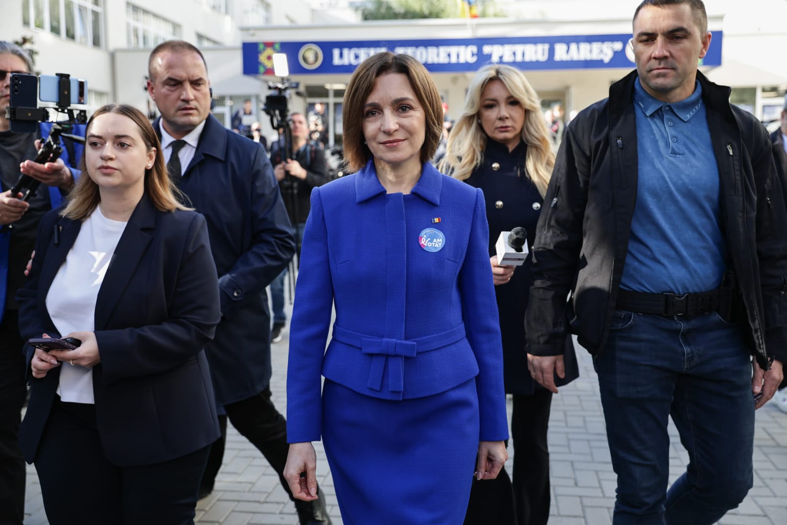 Ținuta purtată de Maia Sandu în ziua alegerilor parlamentare din Republica Moldova. Semnificația culorii alese de președintă