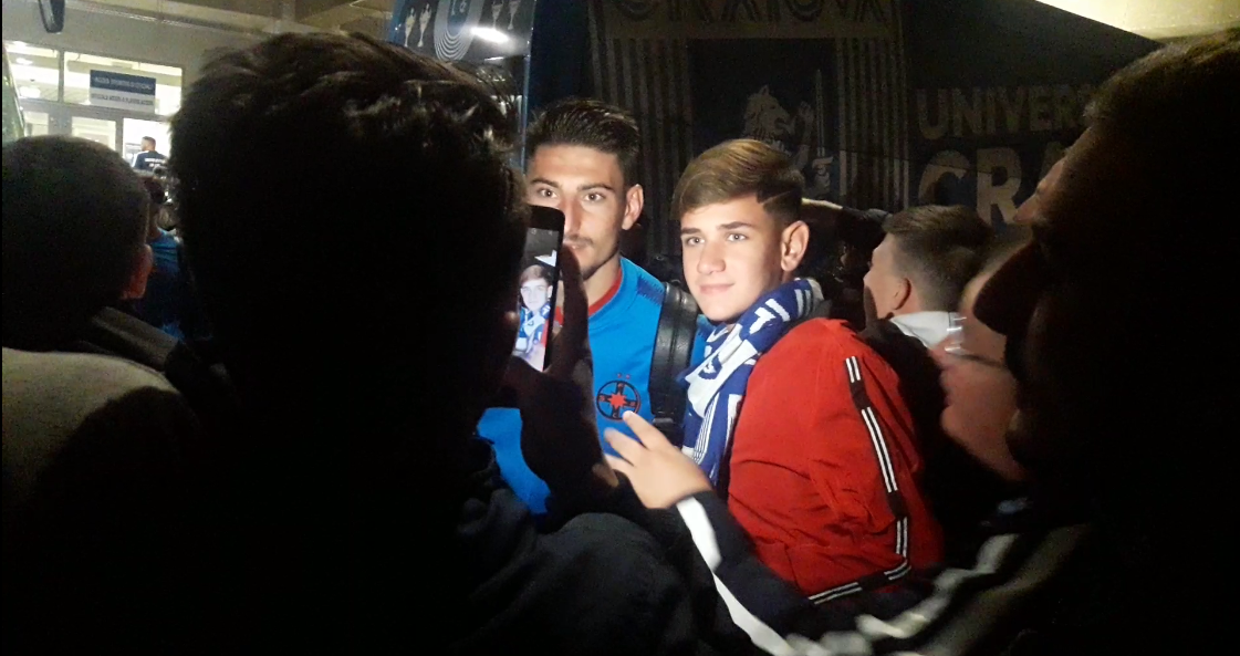 VIDEO | Miracol în Bănie. Fanii Craiovei au făcut selfie, în miez de noapte, cu fotbaliștii de la FCSB. În schimb, Mihai Stoica a fost înjurat ca la ușa cortului