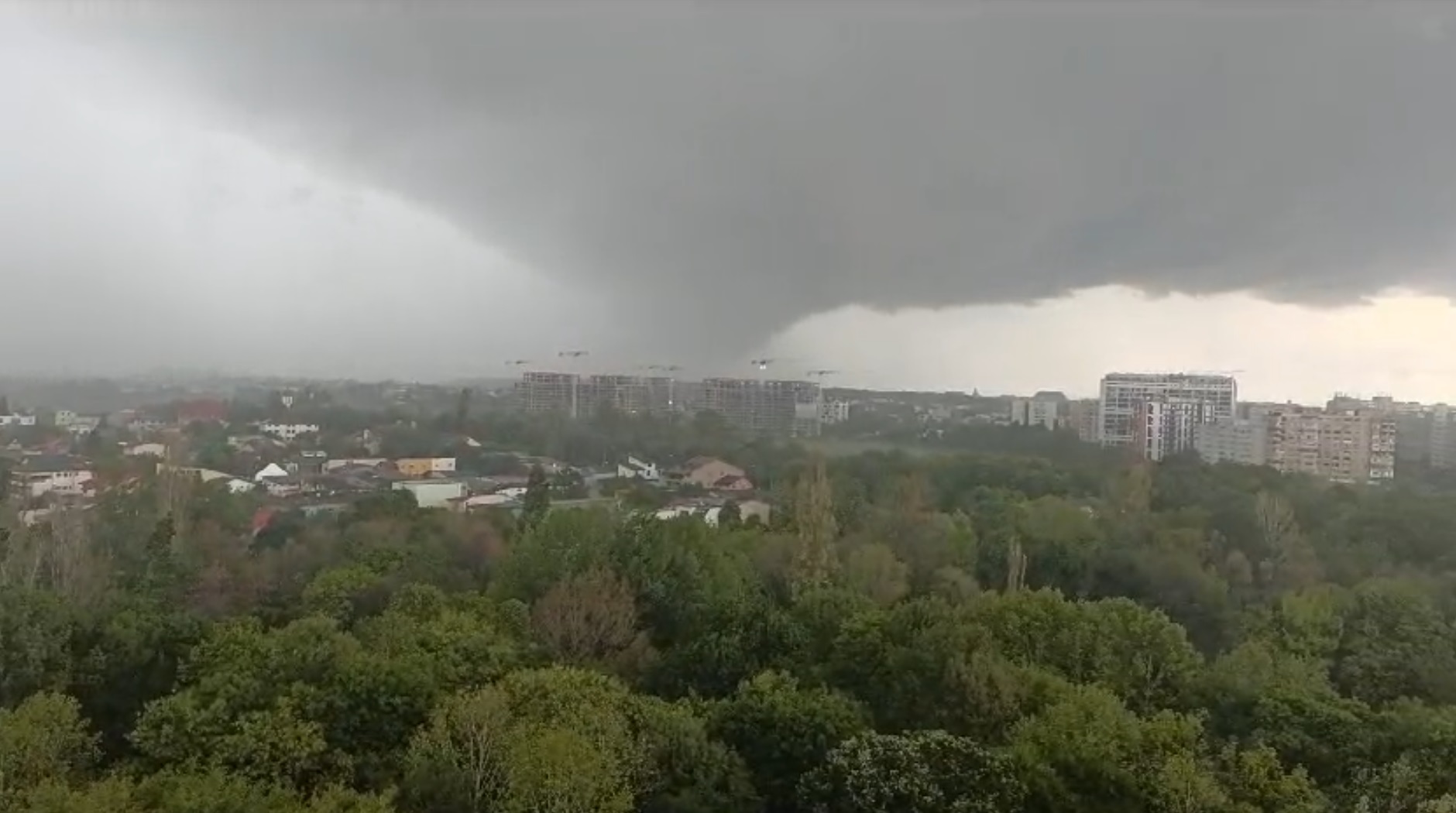 Cod portocaliu de furtuni în Bucureşti și Ilfov. A fost emis mesaj Ro-Alert. „Evitați deplasările”. Până când e valabilă avertizarea