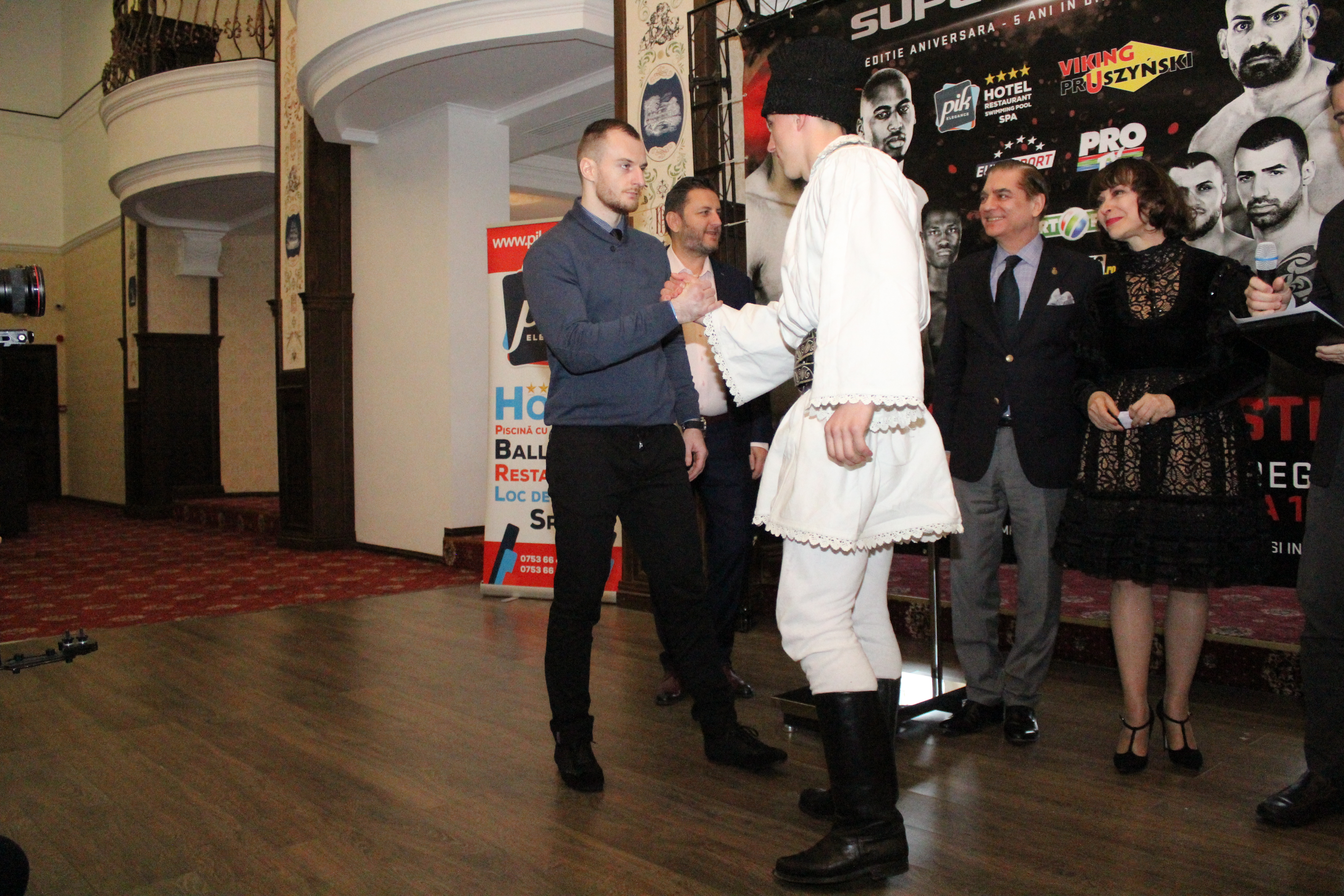 Luptătorii de la Superkombat Ploiești s-au confruntat pentru prima dată la cântarul oficial / GALERIE FOTO