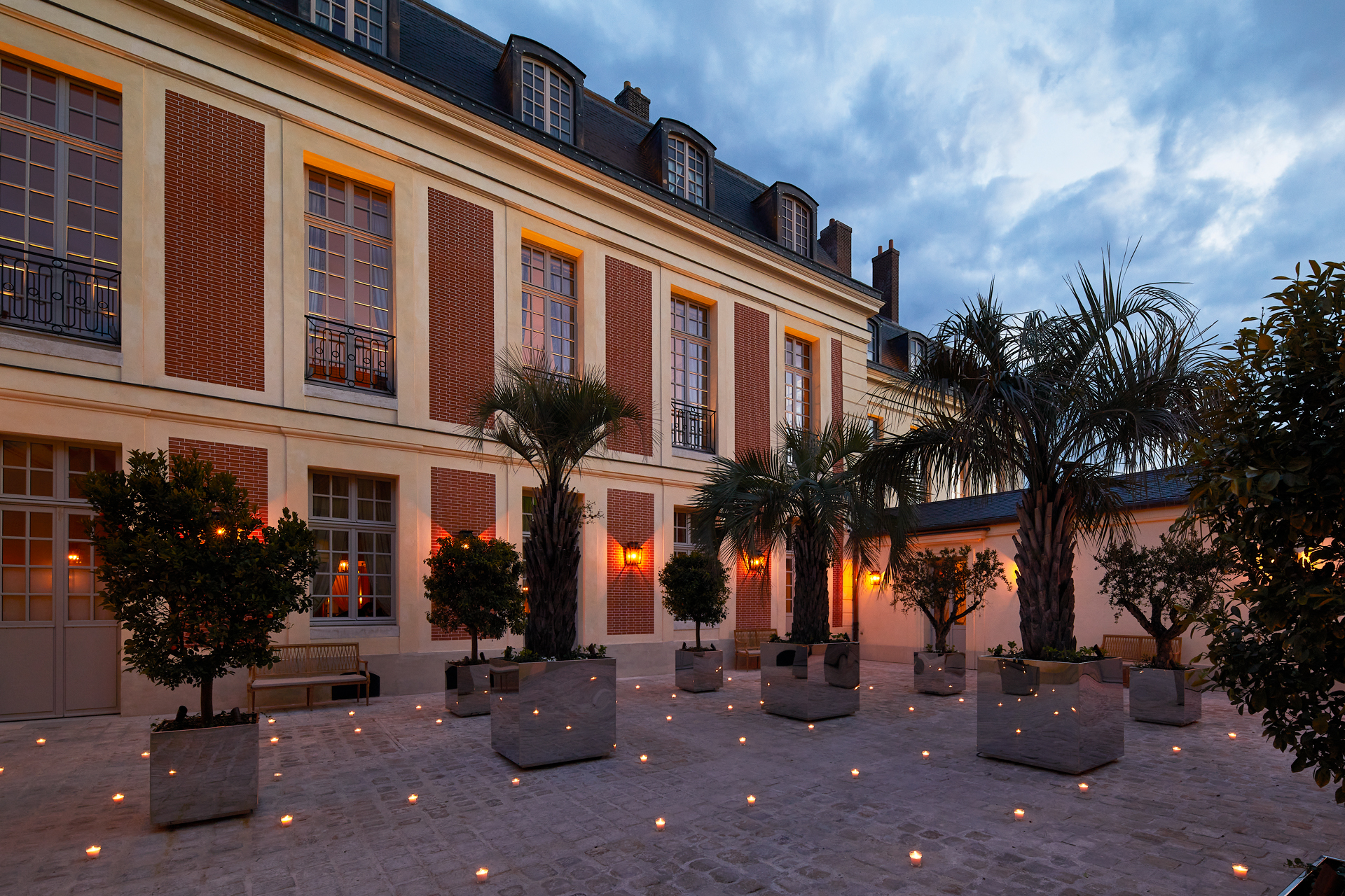 Hotelul de lux în care simți că stai chiar în Palatul Versailles. Cât costă o noapte de cazare