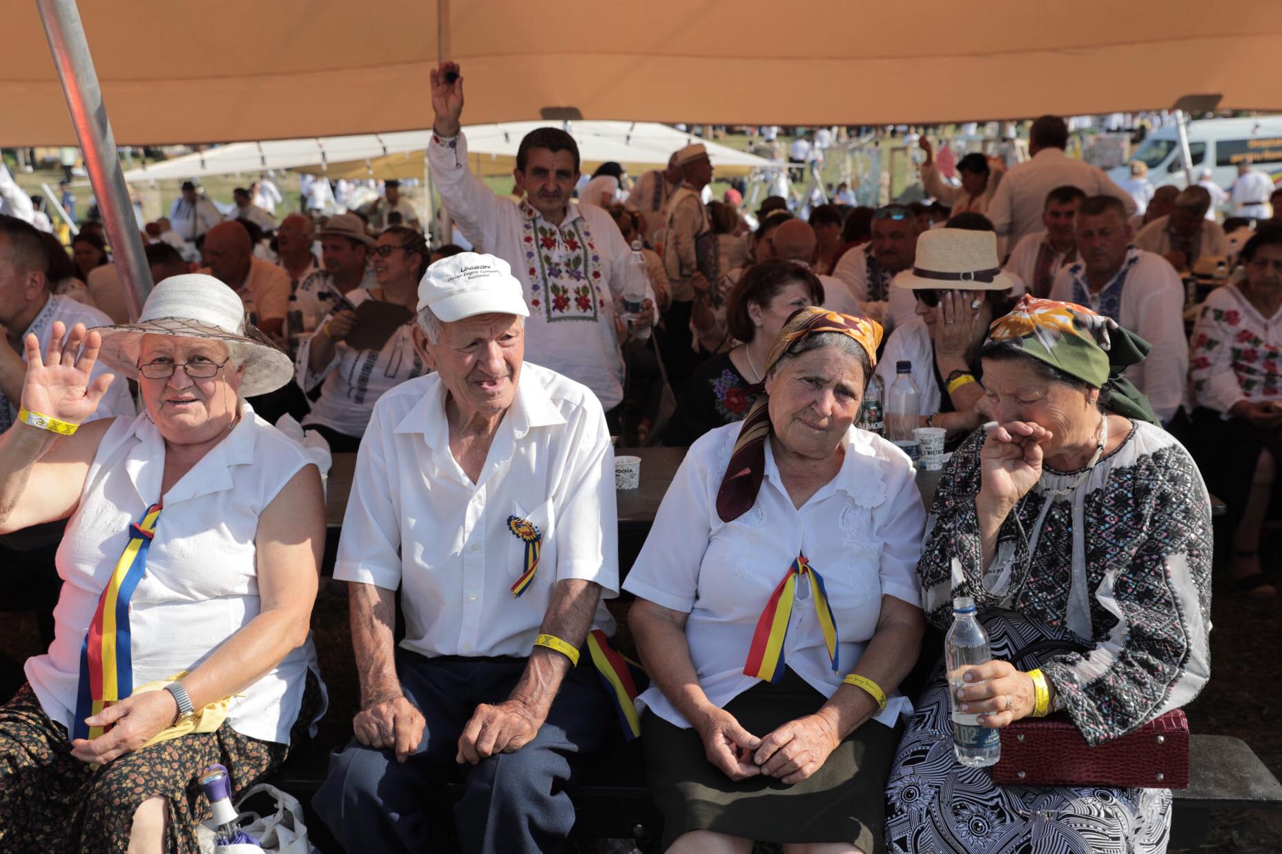 O mireasă și două nunți. Cum a petrecut poporul în vale, iar ceilalți invitați, în deal, la căsătoria „domnului AUR”, George Simion