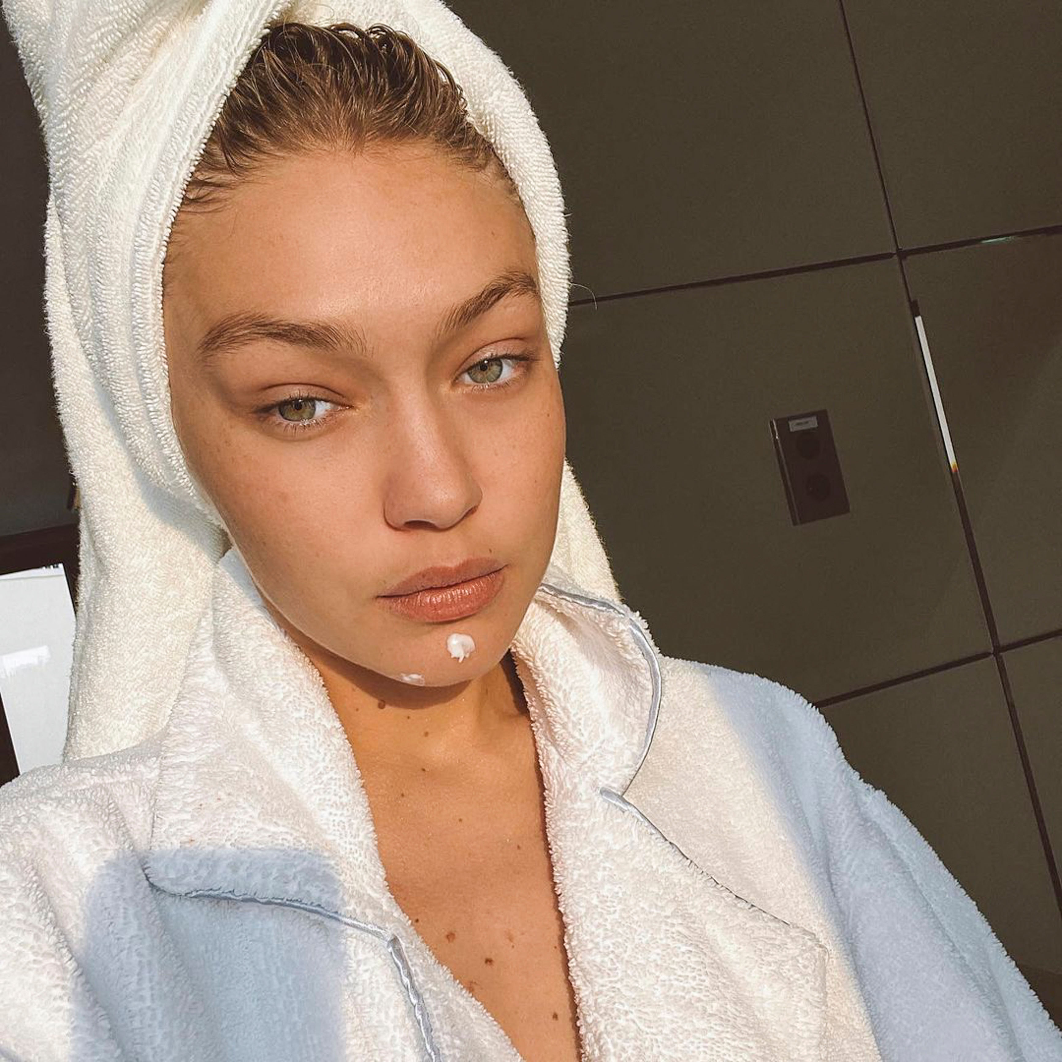Gigi Hadid, arestată într-un aeroport din Insulele Cayman. Ce i-au găsit în bagaje: „Cazierul ei rămâne curat”