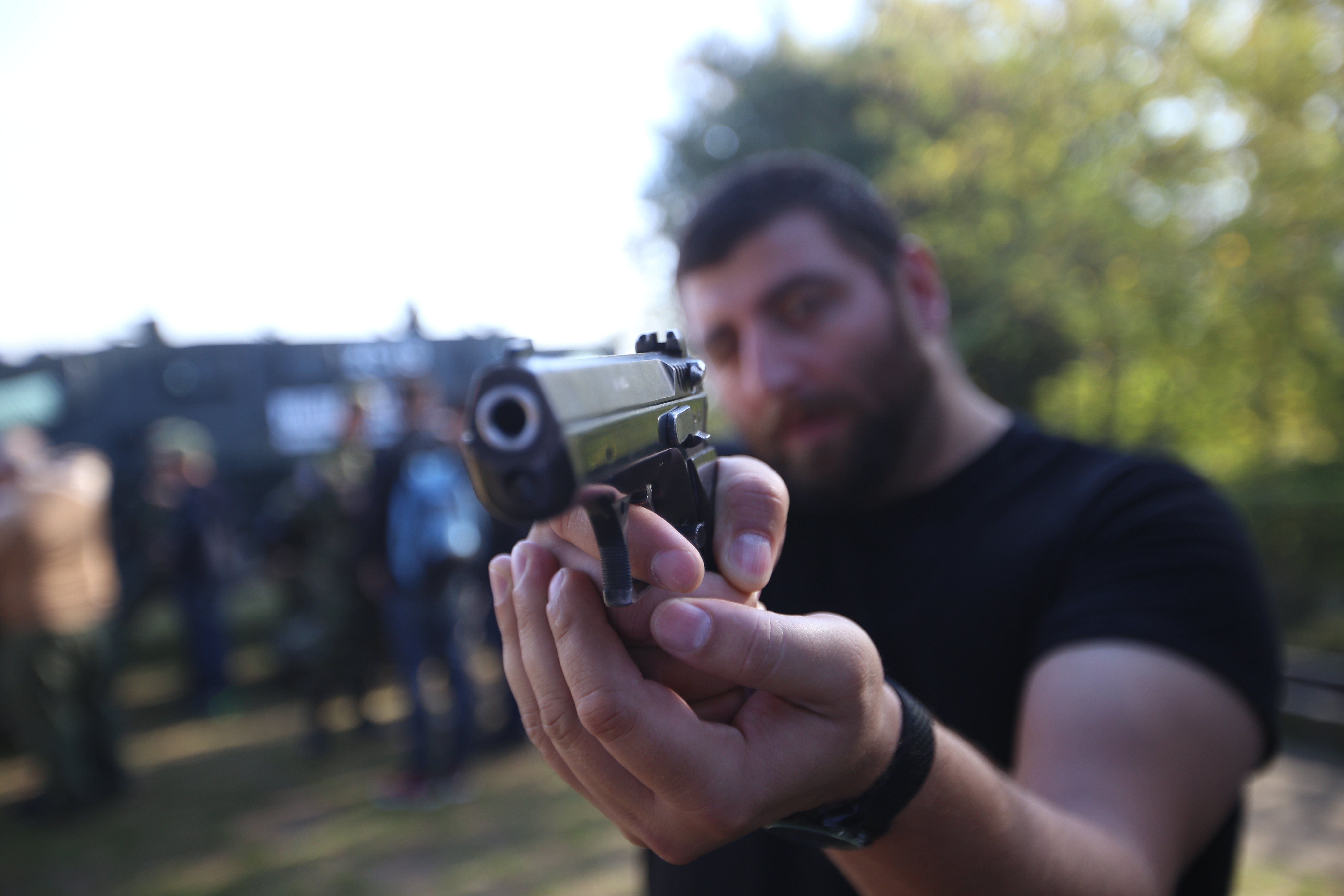 VIDEO | Reportaj cu arma-n mână. Am testat mitraliera NATO și pistolul pentru luptă urbană