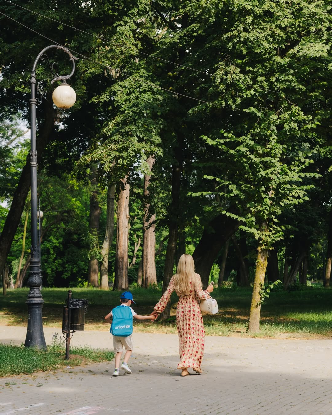 Paris Hilton a ajutat copiii nevoiași din Craiova. Primele declarații ale vedetei: „Am văzut cum arată speranța adevărată”