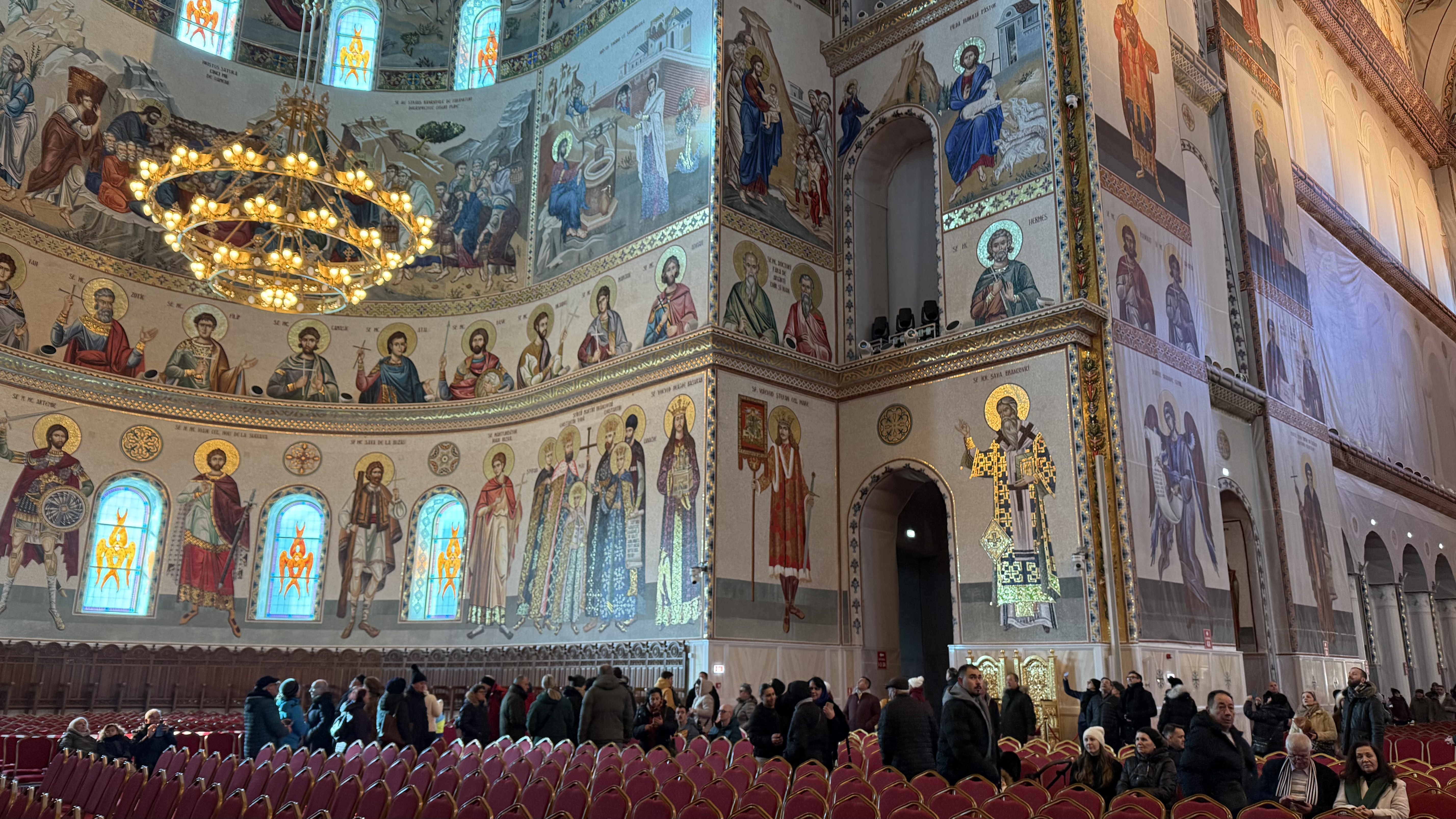 A doua zi de Crăciun la Catedrala Națională. Mii de credincioși au venit din țară și din străinătate să viziteze cea mai mare biserică ortodoxă din lume