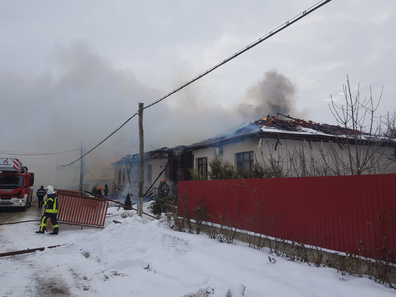 VIDEO&FOTO/ Incendiu puternic în localitatea vrânceană Fitionești. Primăria a fost cuprinsă de flăcări, iar angajații au reușit să iasă înaintea sosirii pompierilor