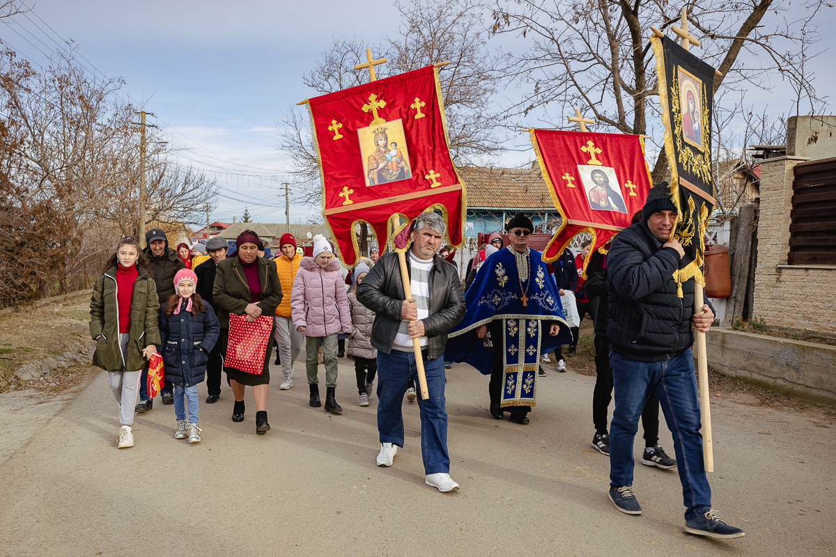 REPORTAJ Boboteaza pe malul Dunării, în comuna Ostrov: procesiune la debarcader, concurs de prins crucea și curse de cai