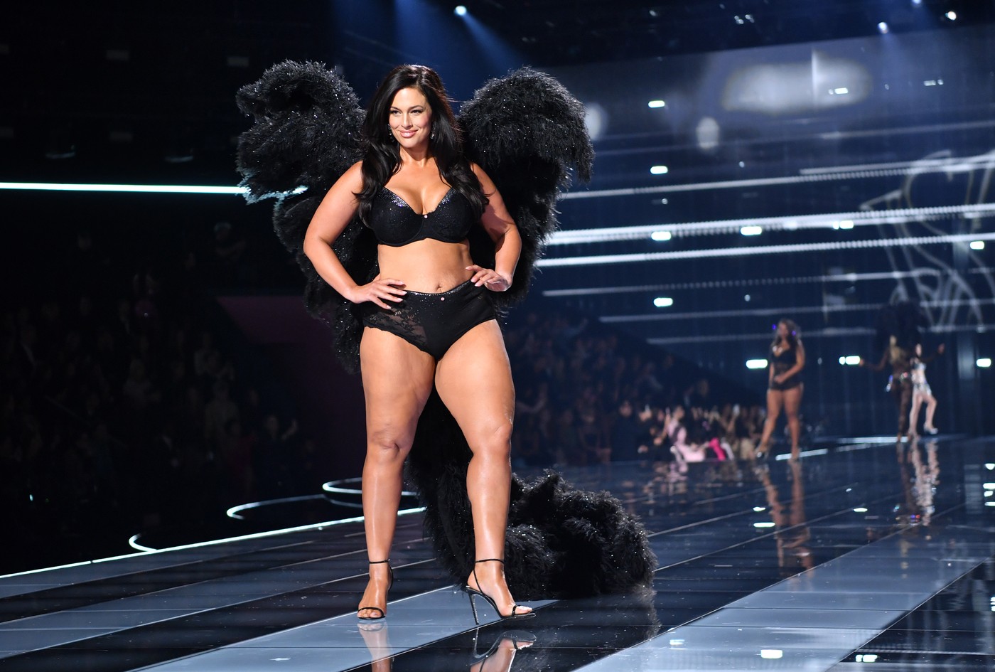 Modelul plus-size care a impresionat la Victoria's Secret Fashion Show 2025. Ashley Graham a purtat lenjerie intimă neagră