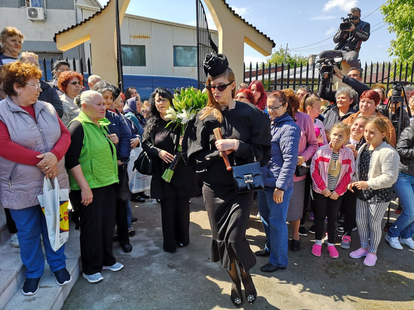Iulia Albu a atras toate privirile la înmormântarea lui Răzvan Ciobanu | FOTO &VIDEO
