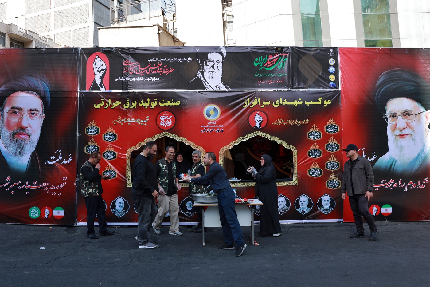 Imagini uluitoare de la funeraliile lui Khamenei din Iran unde portretul lui Donald Trump „a fost lapidat” ca în ritualurile religioase I VIDEO