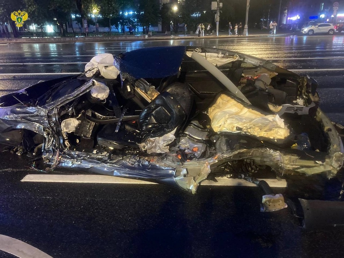 Cum arată o Tesla care a intrat pe contrasens într-o Toyota Land Cruiser. Șoferul mașinii electrice a murit, în accidentul de la Moscova