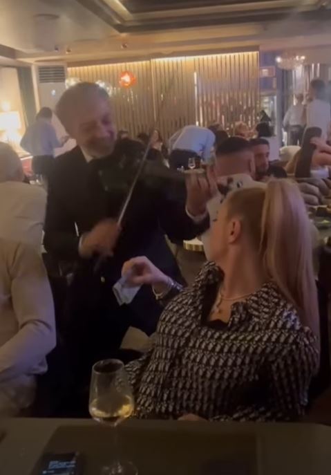 Anamaria Prodan a sărbătorit victoria lui Ronald Gavril. Impresara a dat bani la lăutari pentru iubitul ei: „Este viața mea”