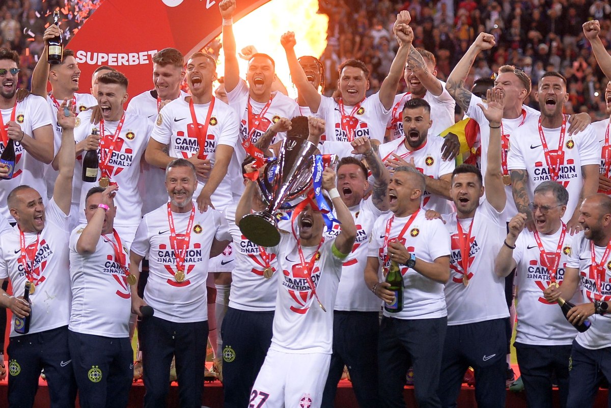 FCSB a primit trofeul de campioană a României în fața a peste 54.000 de spectatori, după ce a pierdut cu CFR Cluj