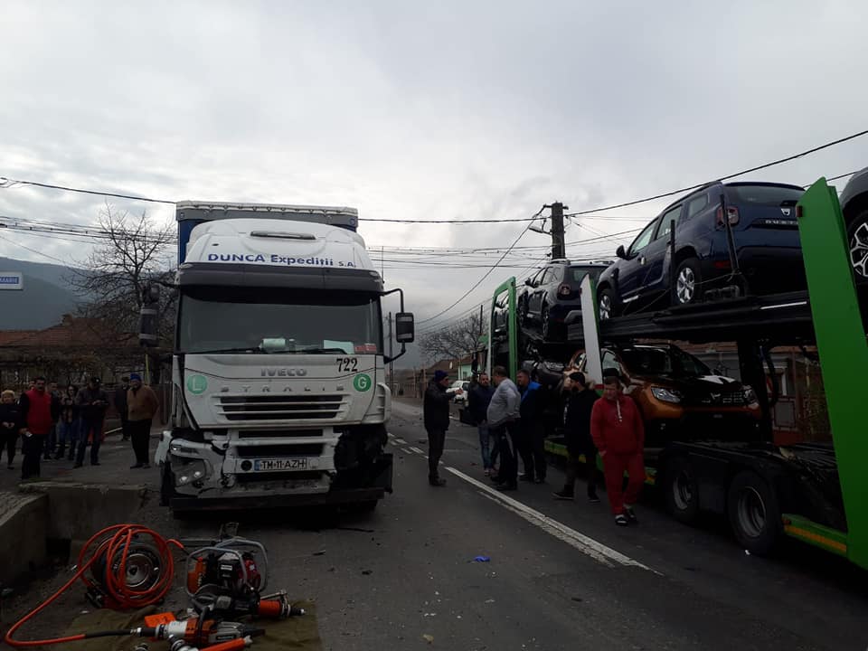 Doi frați, implicați într-un accident înfiorător pe DN7, în județul Hunedoara. Unul dintre ei a murit. Imagini înfiorătoare de la fața locului / FOTO&VIDEO