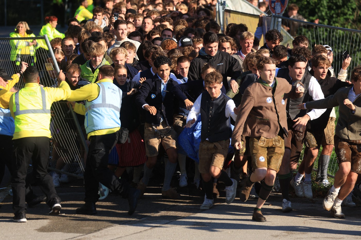 Mii de oameni au rupt-o la fugă spre berării, când s-au deschis porțile Oktoberfest 2024, la München | VIDEO