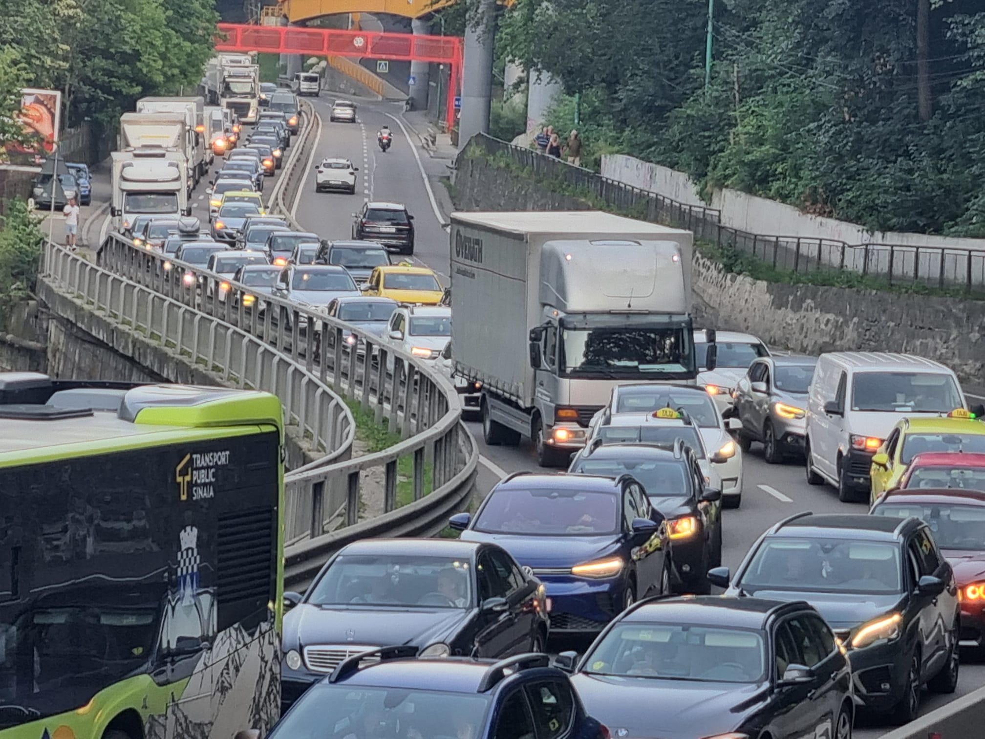 Cozi uriașe la intrarea în Sinaia. Trafic bară la bară pe DN1, în plin sezon estival. Care a fost motivul