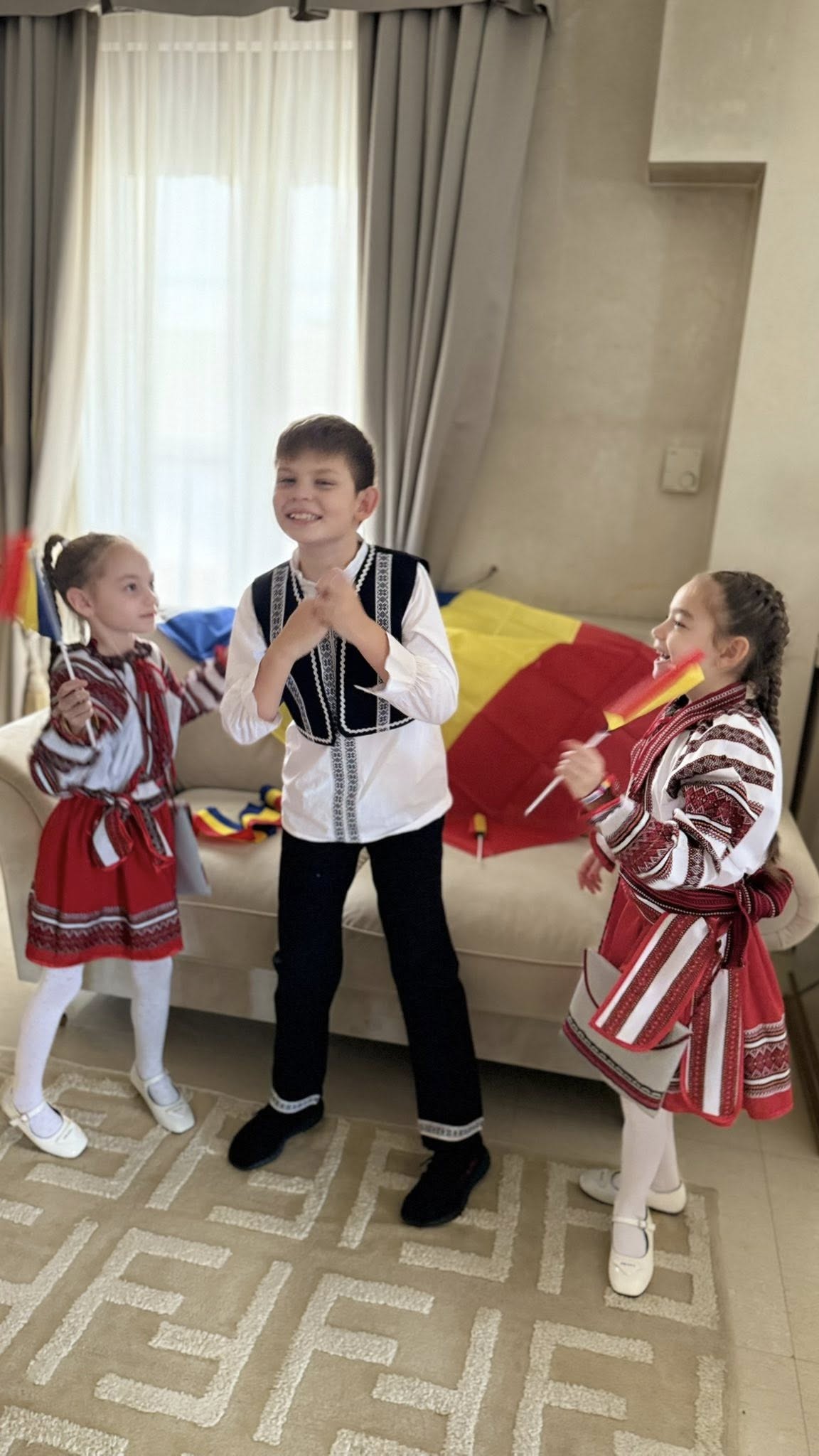Copiii lui Cristi Borcea și ai Valentinei Pelinel, apariție inedită de Ziua Națională a României. Milan și gemenele poartă costume populare