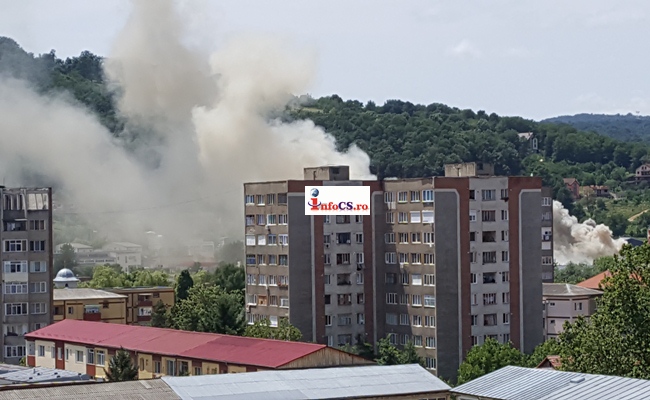 Incendiu violent în Reșița. Un cartier întreg, acoperit de fum