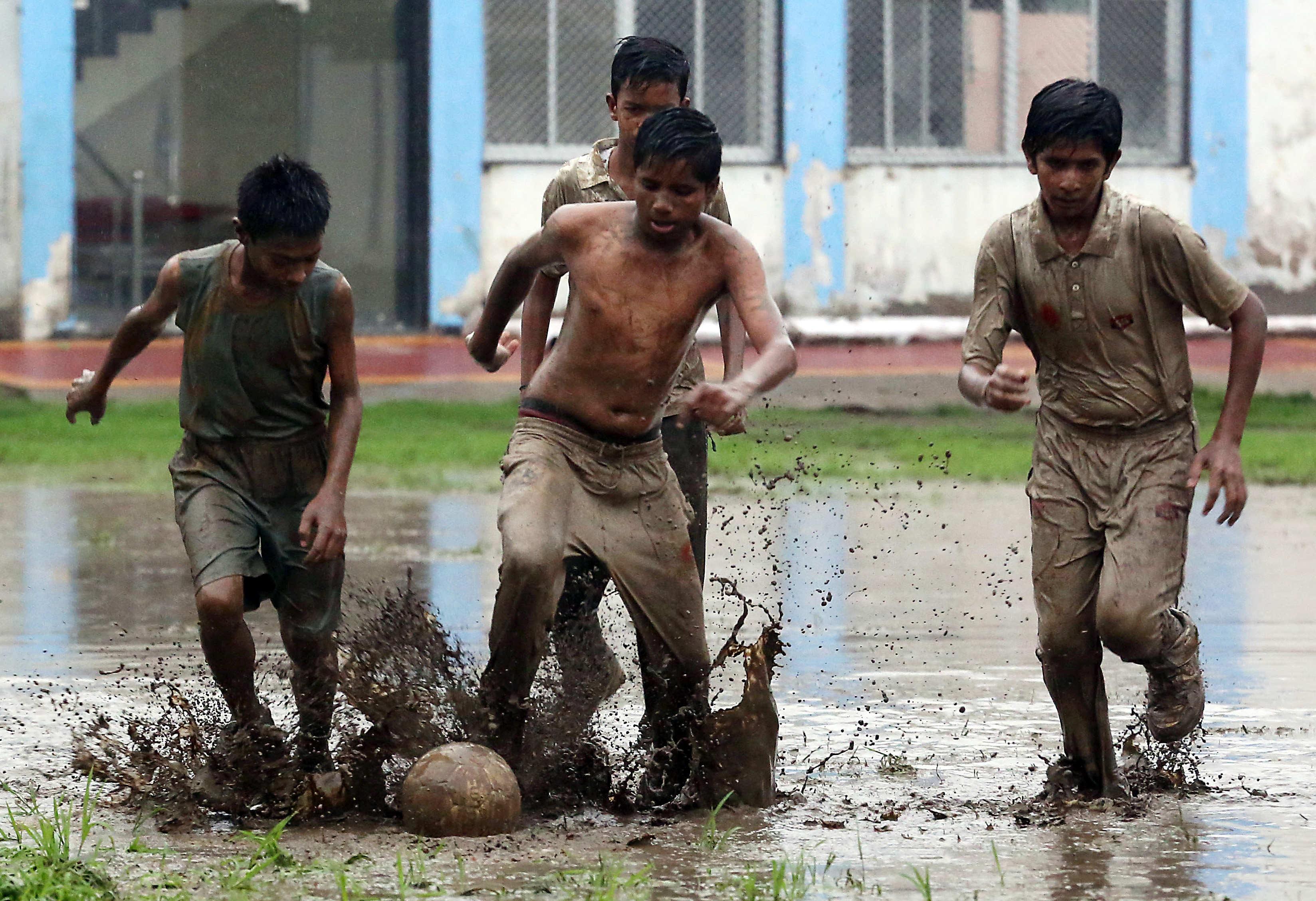 Copiii din India joacă fotbal în noroi, inspirați de idolii de la Cupa Mondială 2018 | GALERIE FOTO&VIDEO